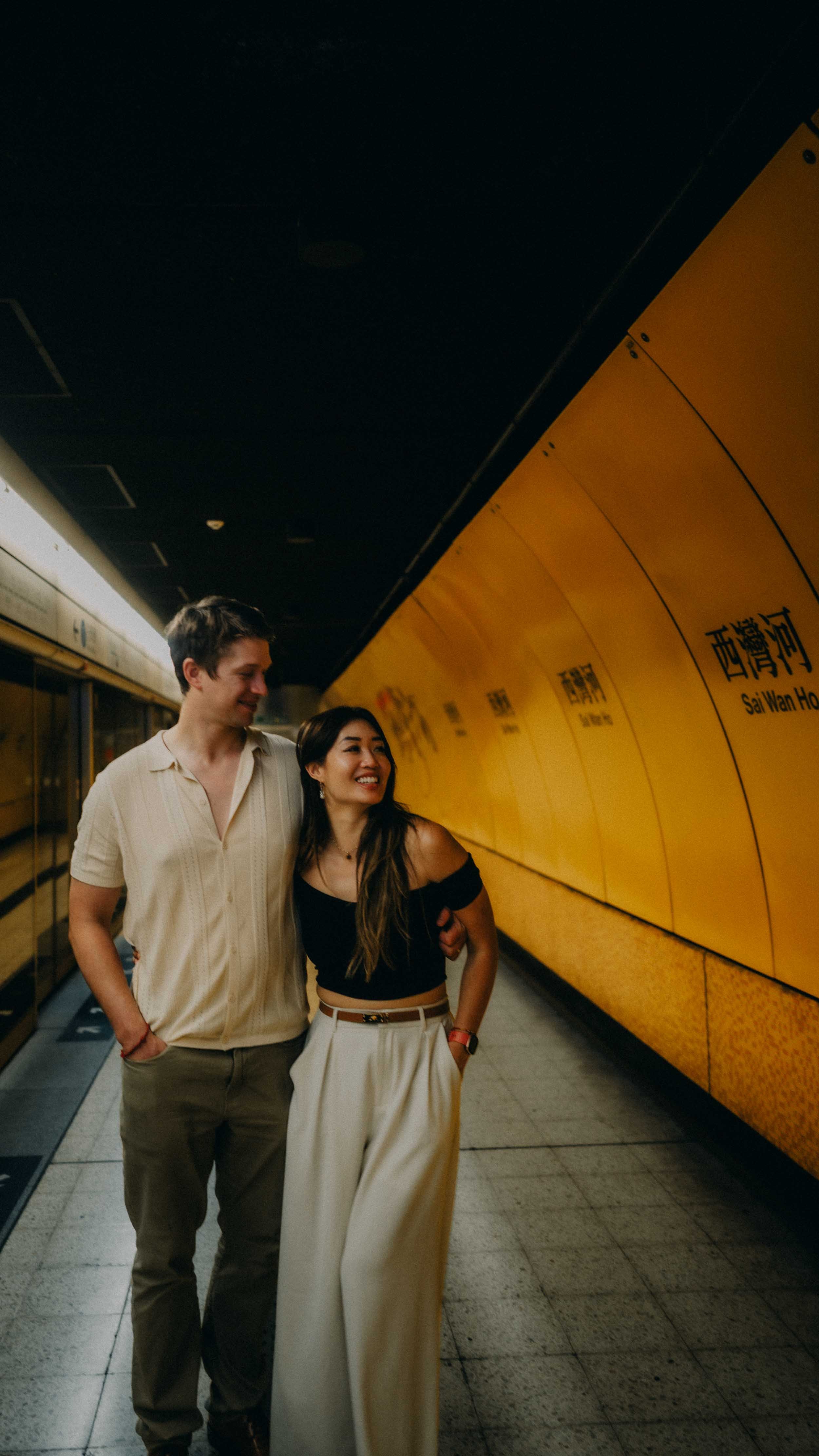 1-hongkong-coupleshoot-saiwanho-mtr-walk-leicaq3.jpg