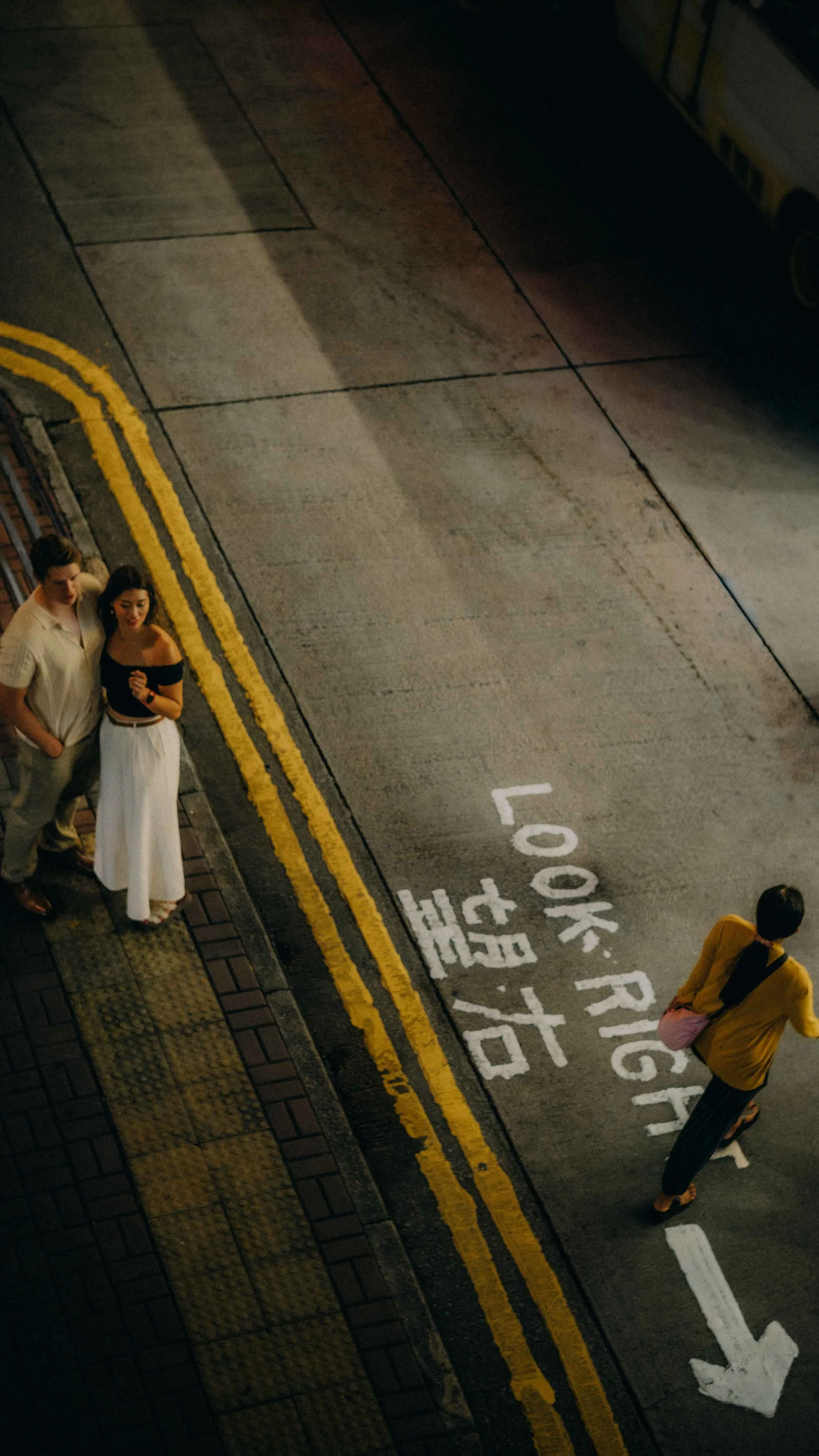 3-hongkong-coupleshoot-mongkok-overpass-lookright-leicam11.jpg