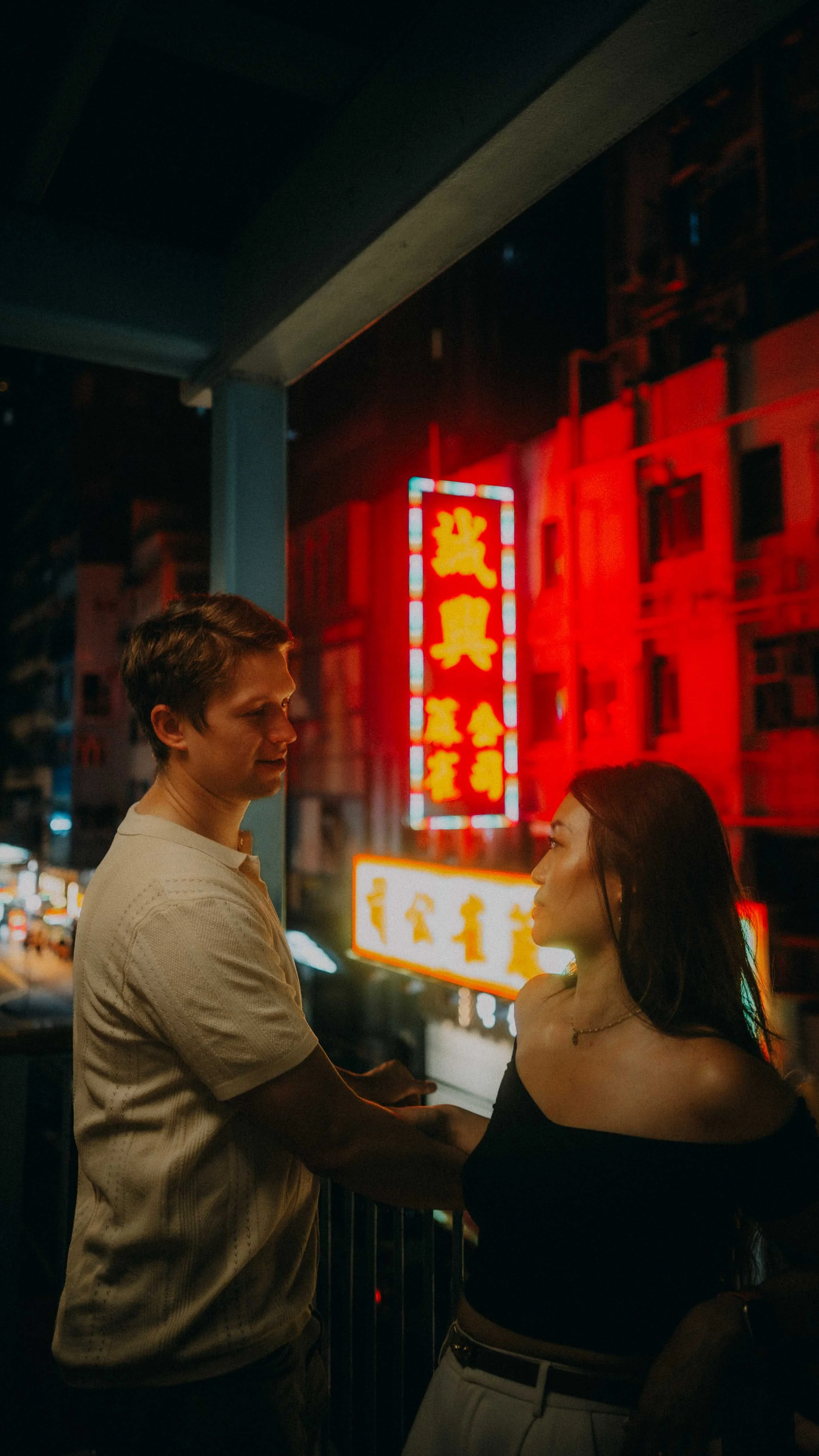 4-hongkong-coupleshoot-mongkok-overpass-neonsign-leicaq3.jpg