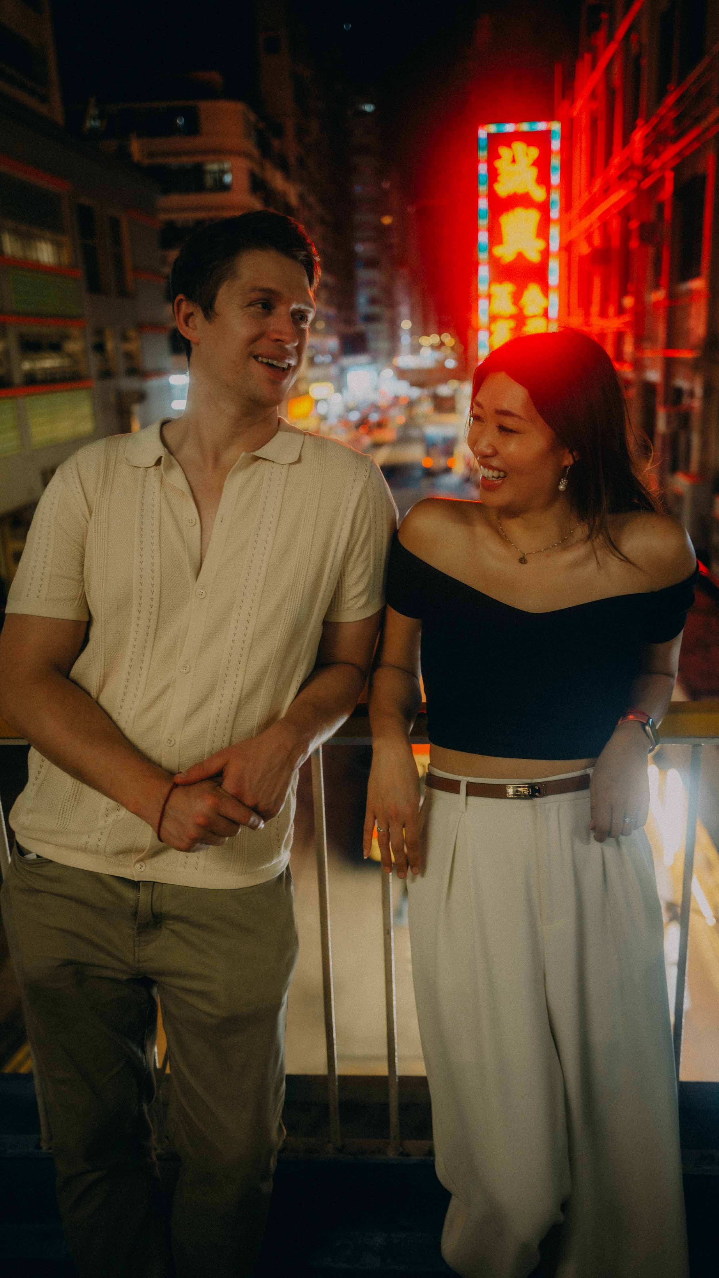 8-hongkong-coupleshoot-mongkok-overpass-neonlaugh-leicaq3.jpg