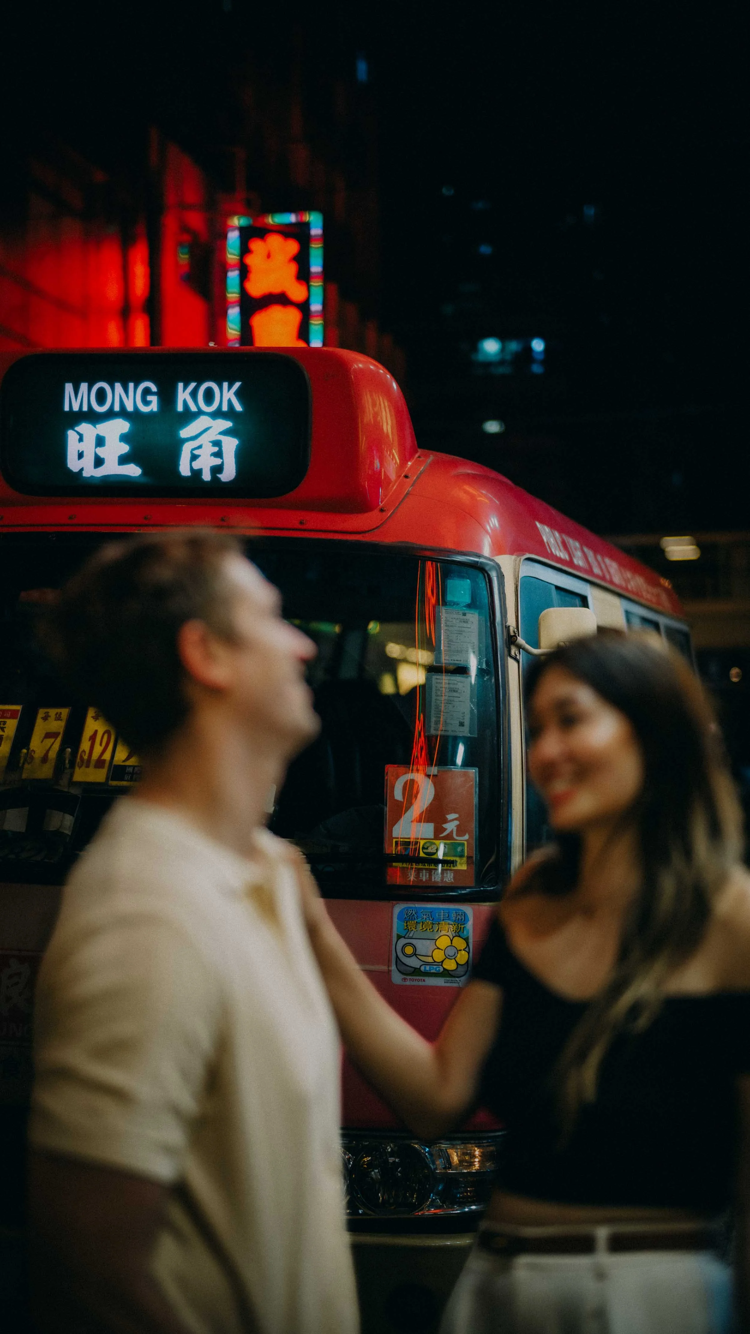 10-hongkong-coupleshoot-mongkok-street-redminibusblur-leicam11.jpg
