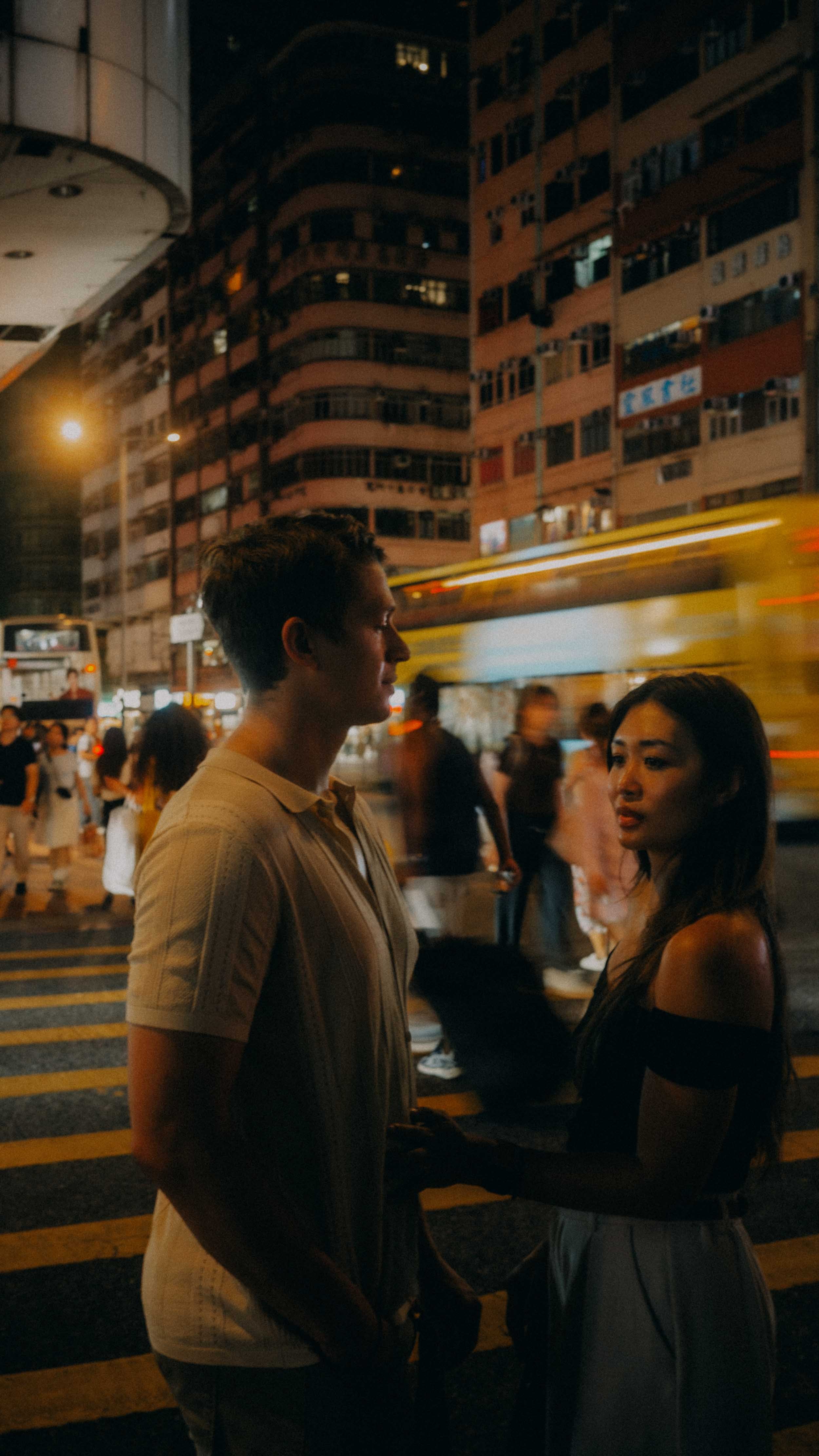 11-hongkong-coupleshoot-mongkok-crosswalk-motion-leicaq3.jpg