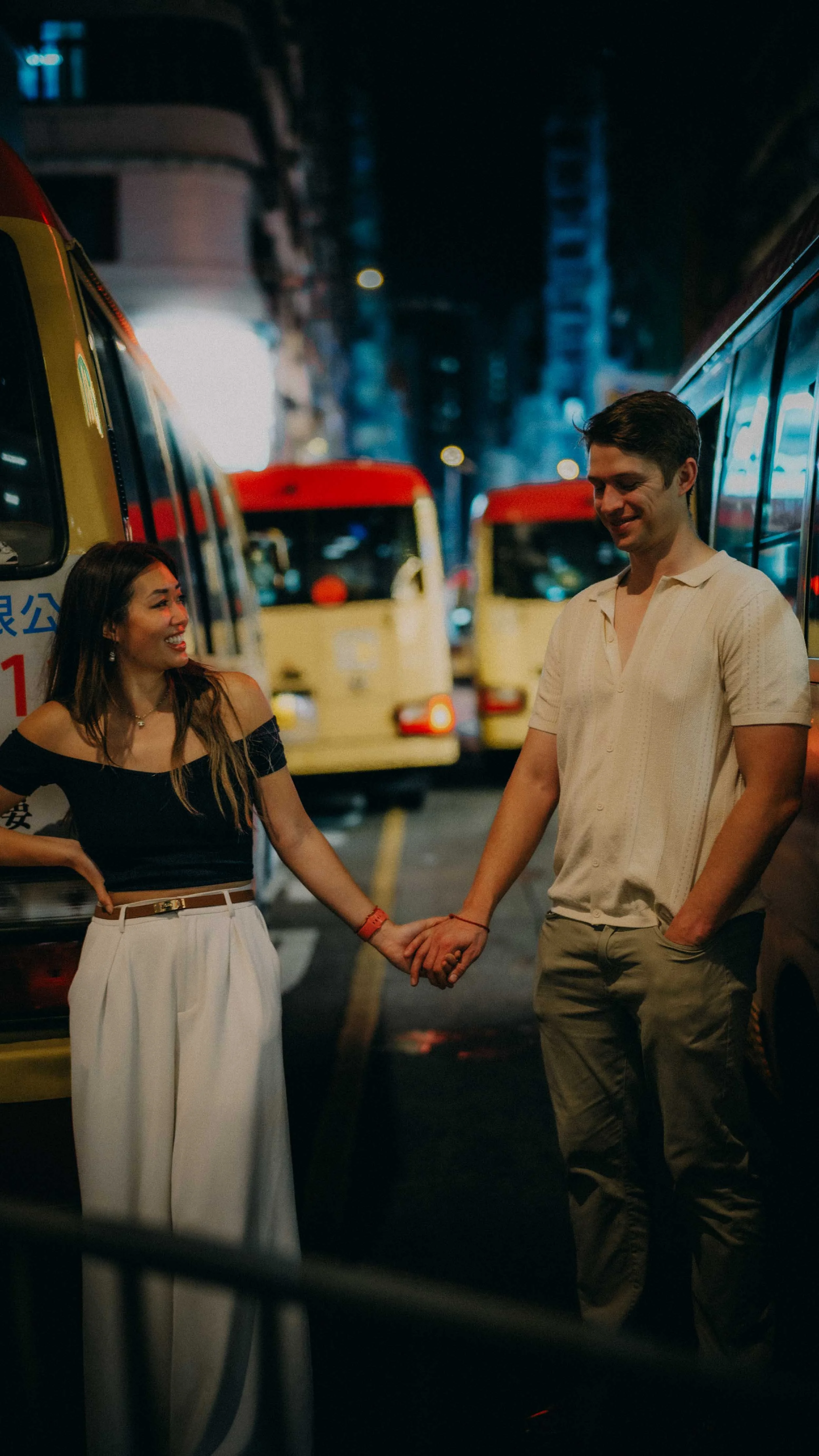 15-hongkong-coupleshoot-mongkok-redminibus-leicaq3.jpg