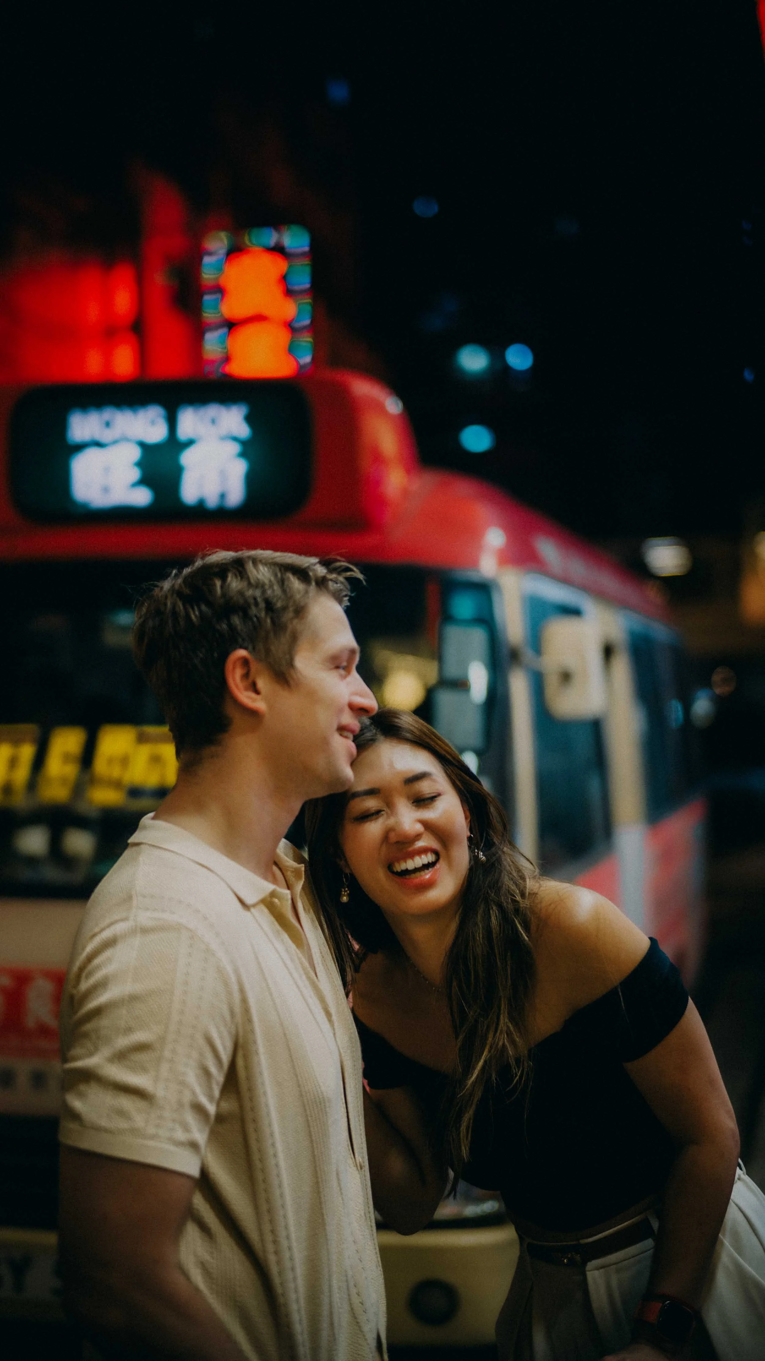 18-hongkong-coupleshoot-mongkok-bus-laughter-leicaq3.jpg