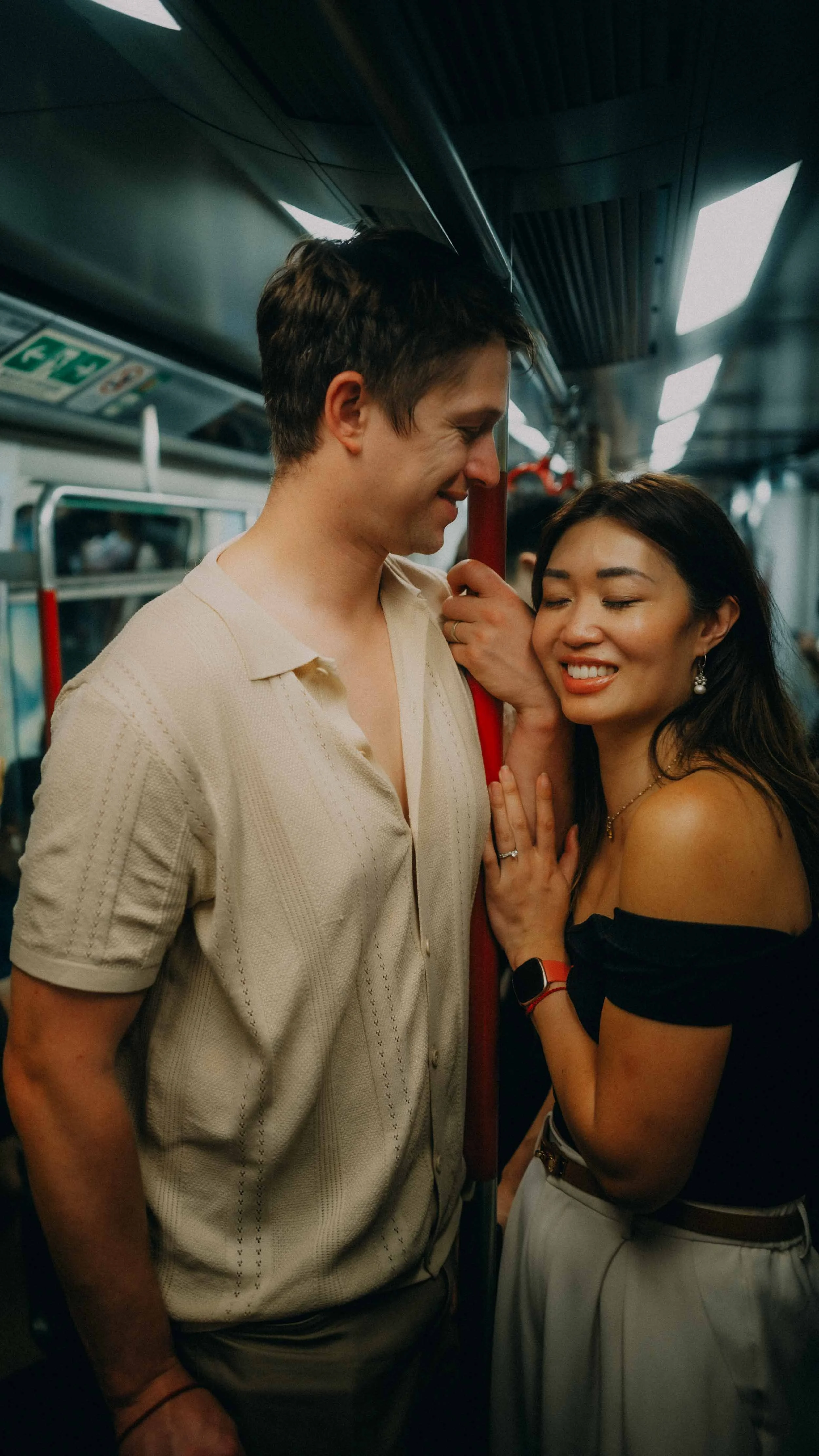 22-hongkong-coupleshoot-mtr-embrace-leicaq3.jpg