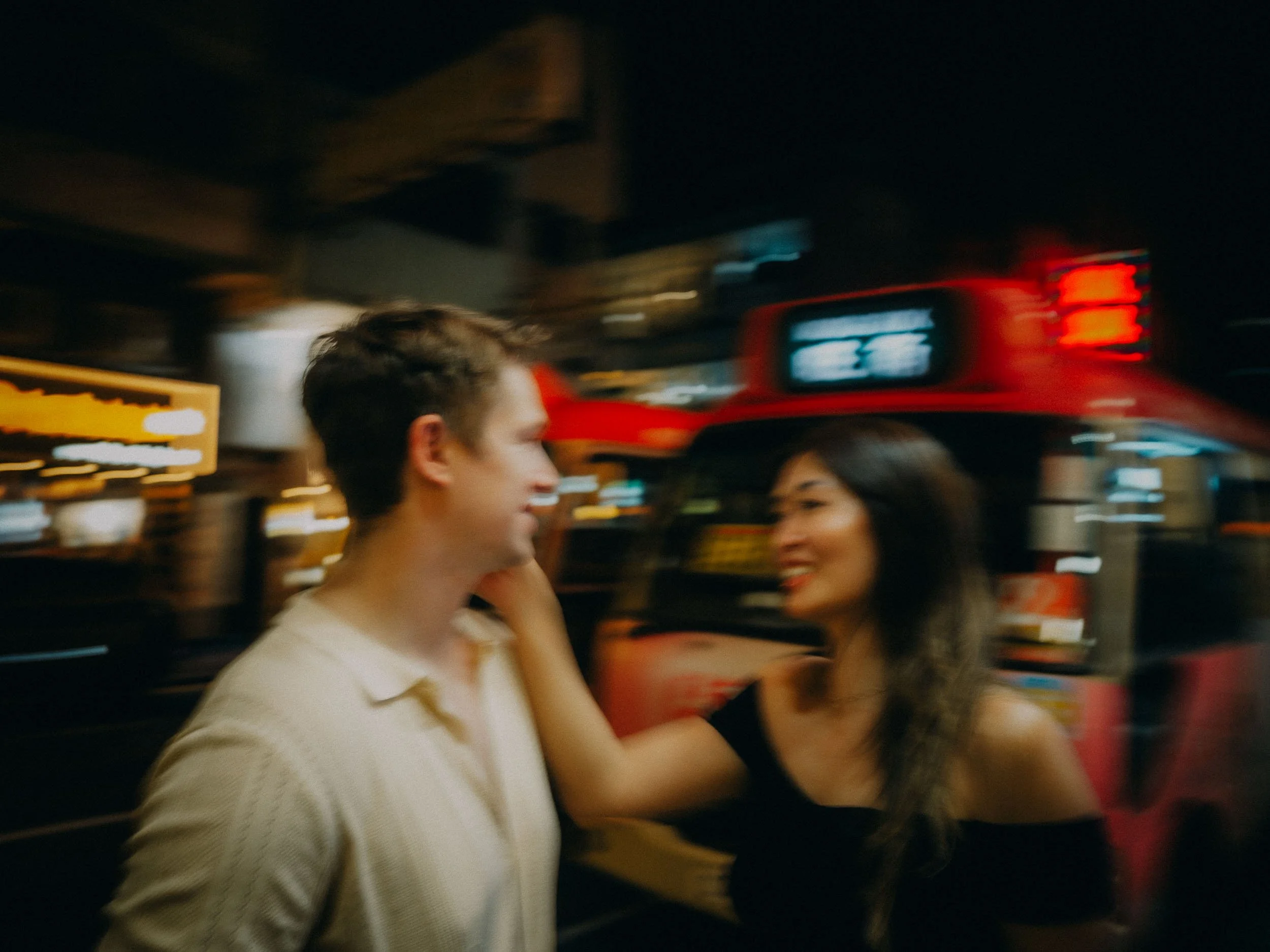 27-hongkong-coupleshoot-mongkok-street-motionblur-leicaq3.jpg