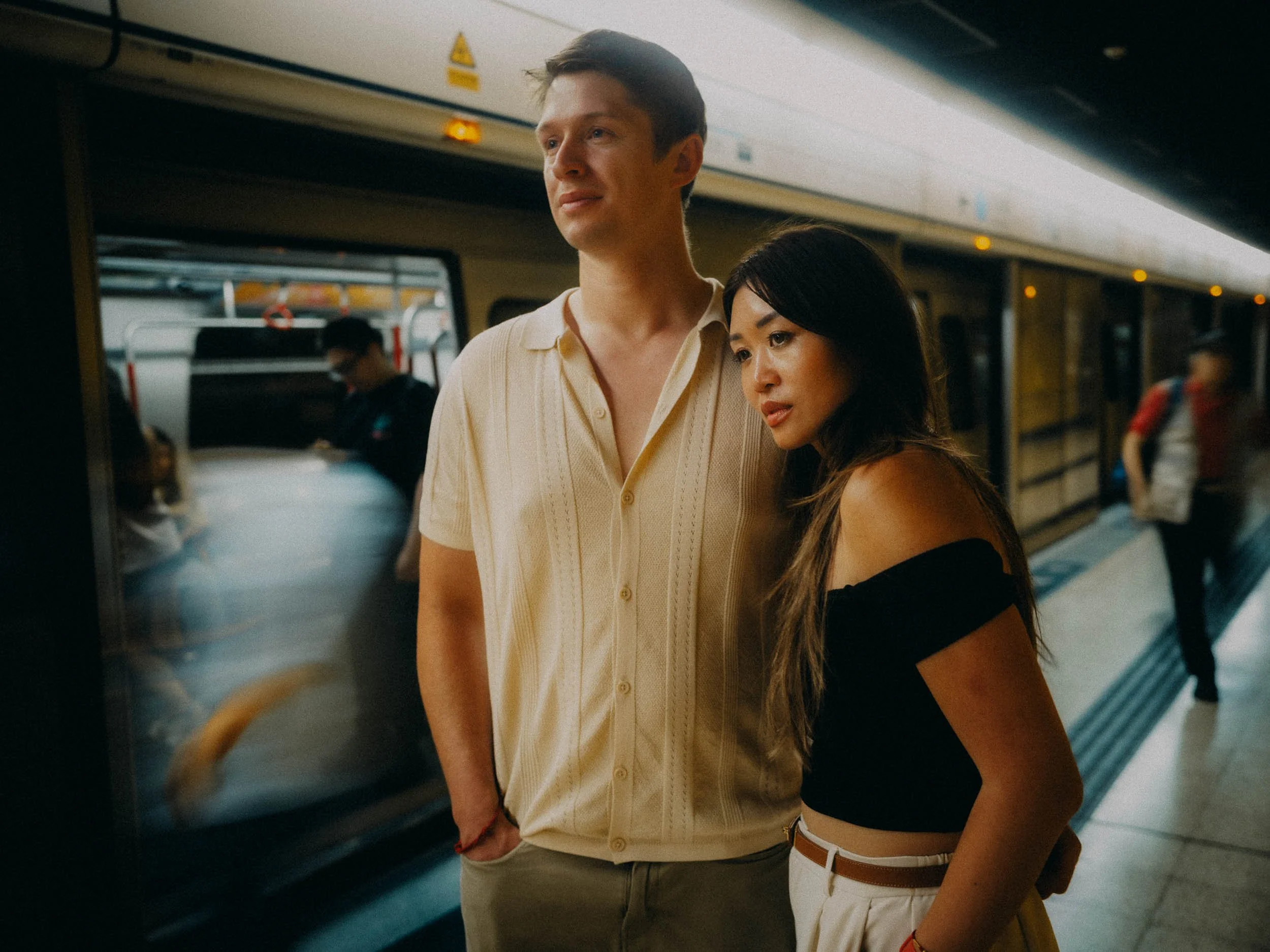 28-hongkong-coupleshoot-mtr-platform-trainblur-leicaq3.jpg