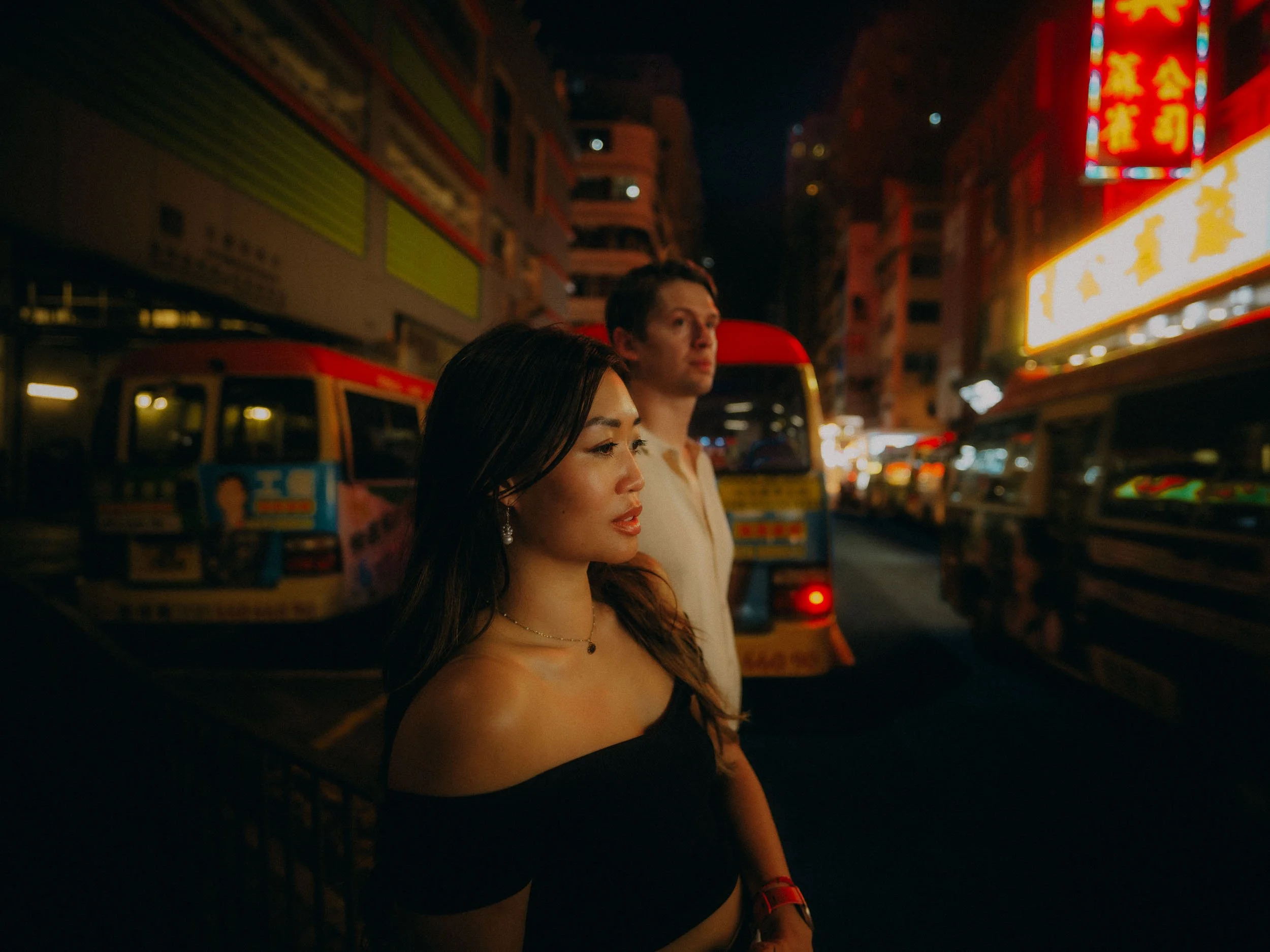 31-hongkong-coupleshoot-mongkok-street-neonglow-leicasl2.jpg