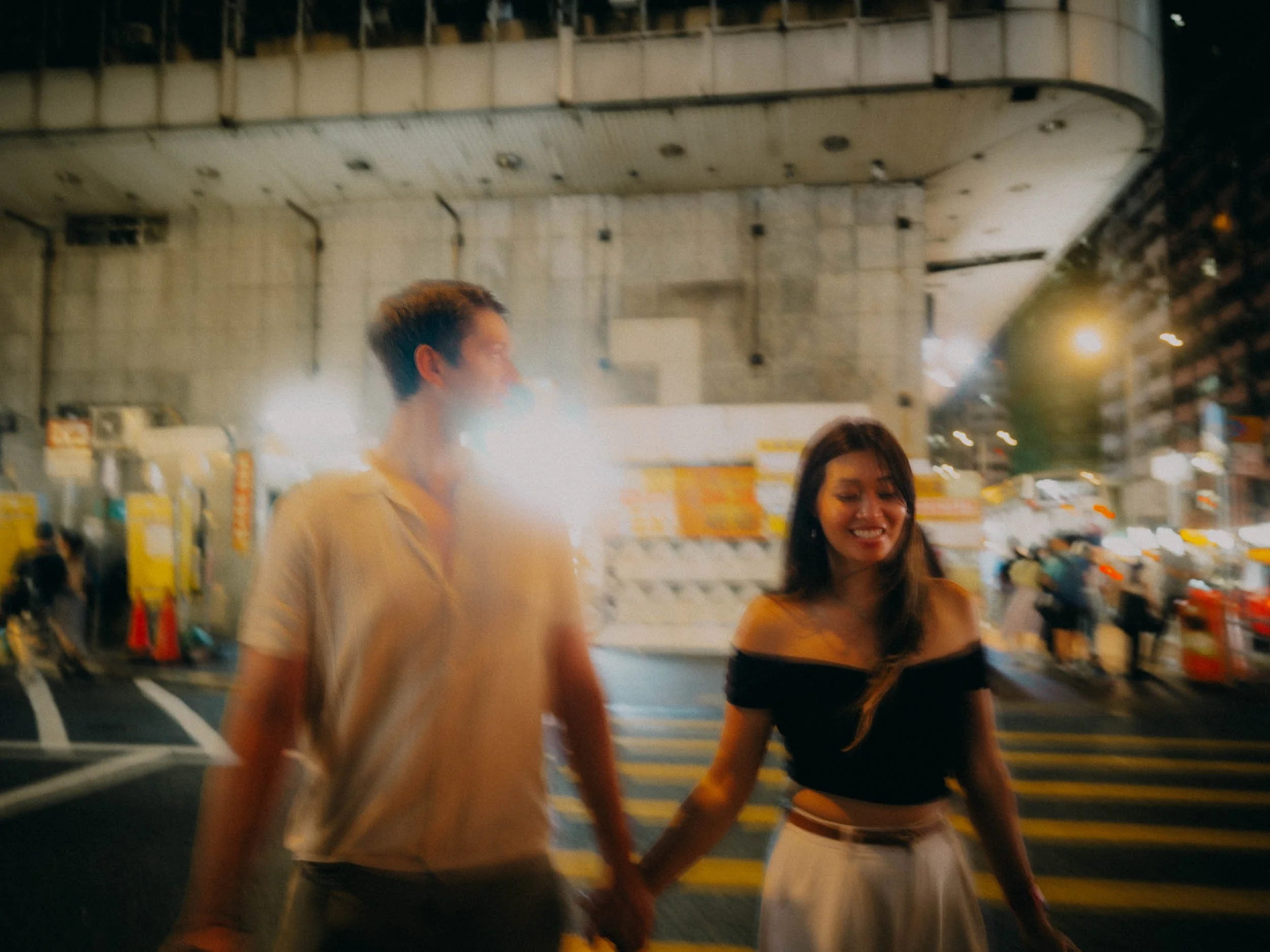 32-hongkong-coupleshoot-mongkok-crosswalk-handinhand-leicaq3.jpg
