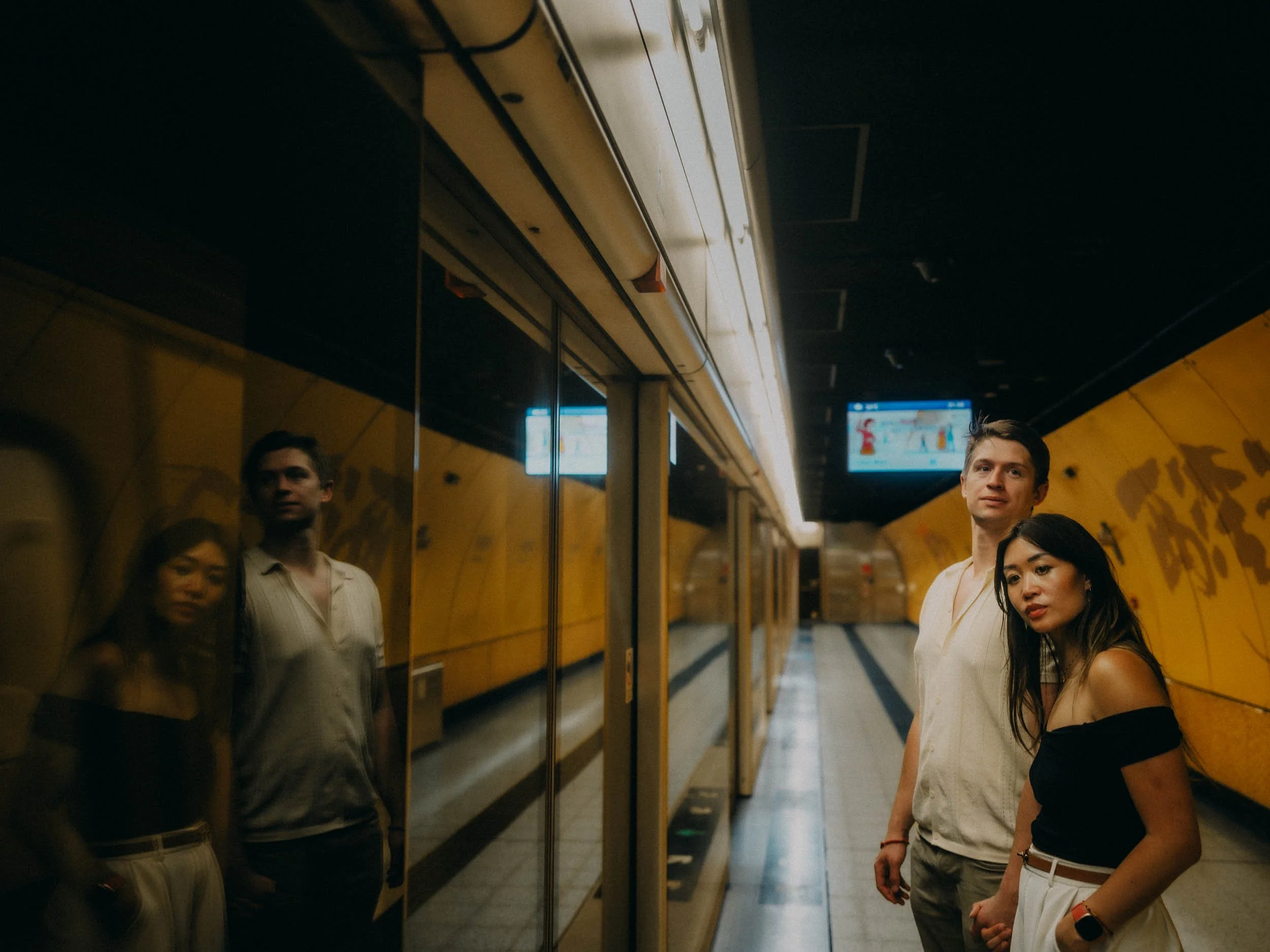 33-hongkong-coupleshoot-mtr-platform-reflection-leicaq3.jpg