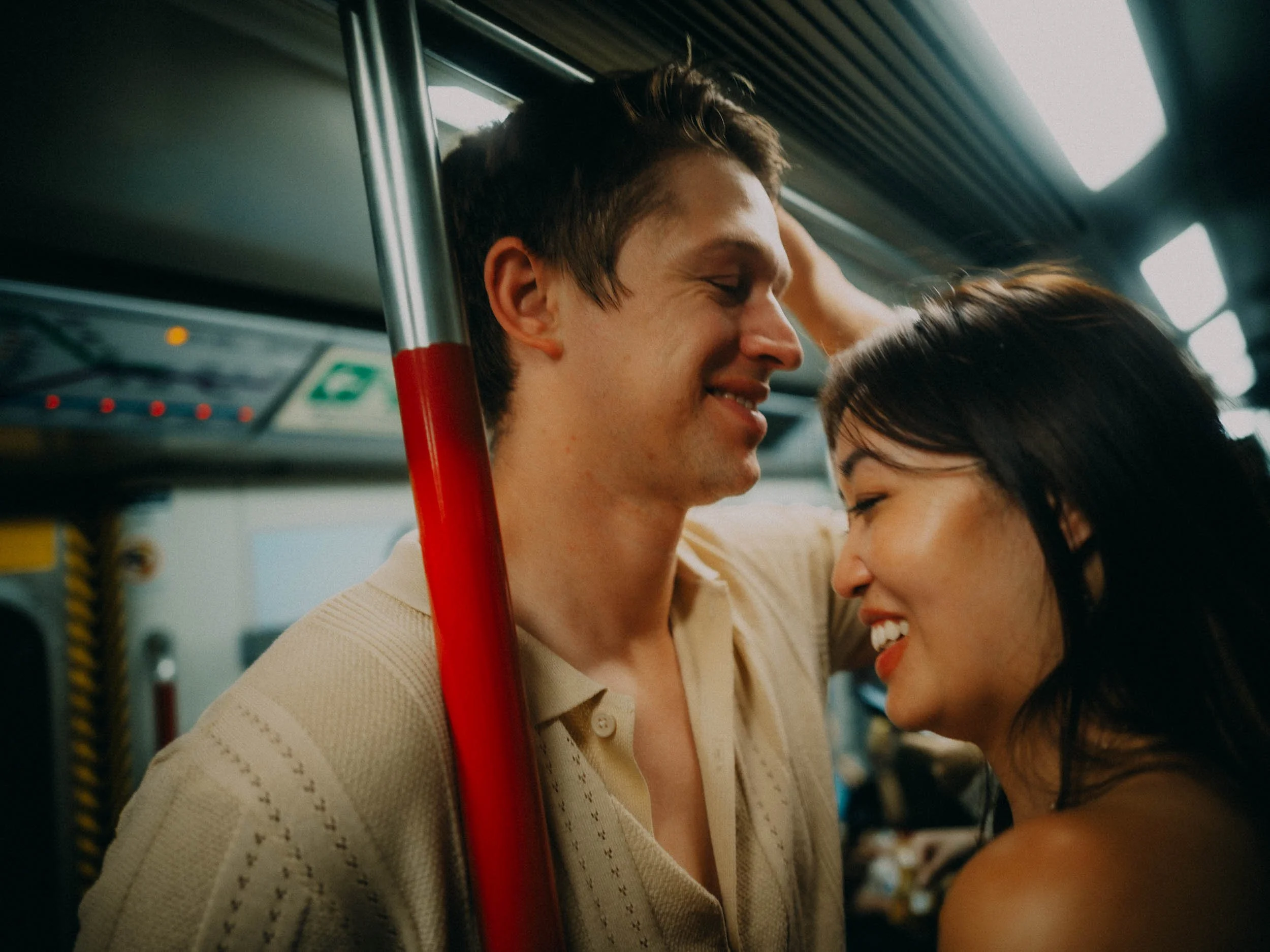 34-hongkong-coupleshoot-mtr-indoor-laughter-leicaq3.jpg
