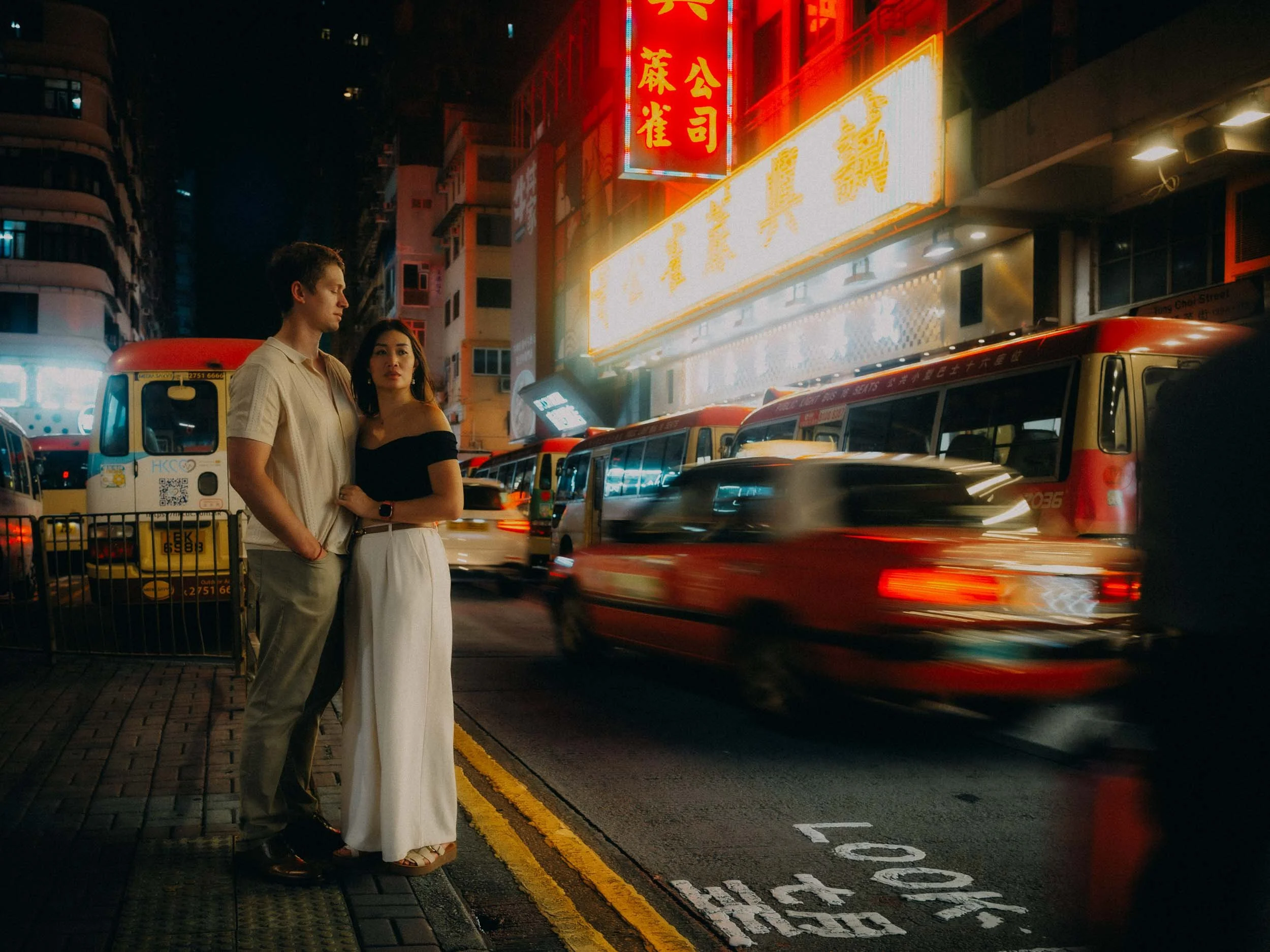 35-hongkong-coupleshoot-mongkok-street-redtaxi-leicaq3.jpg