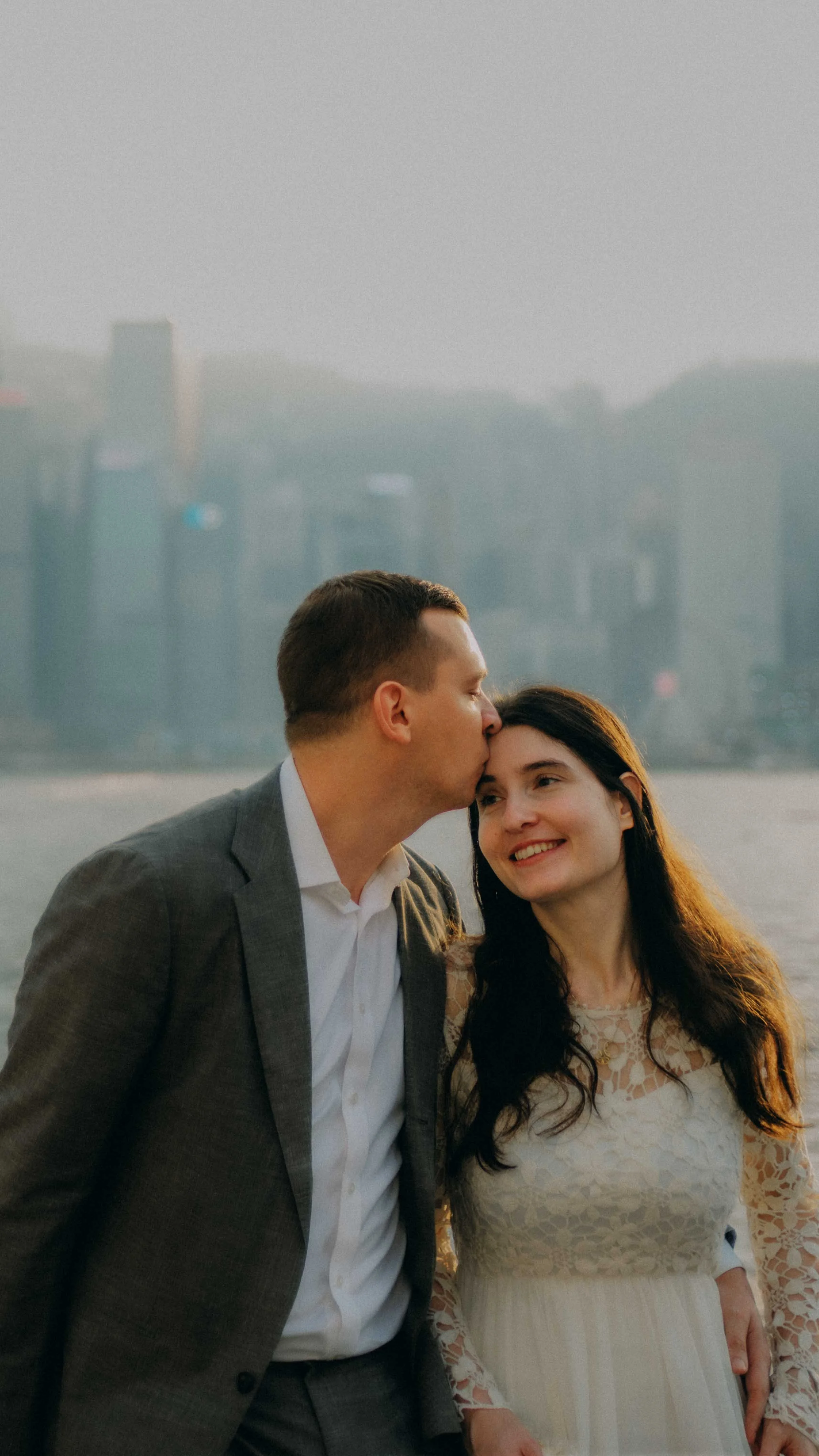 2-hongkong-elopement-victoriaharbour-day-foreheadkiss-leicasl2.jpg