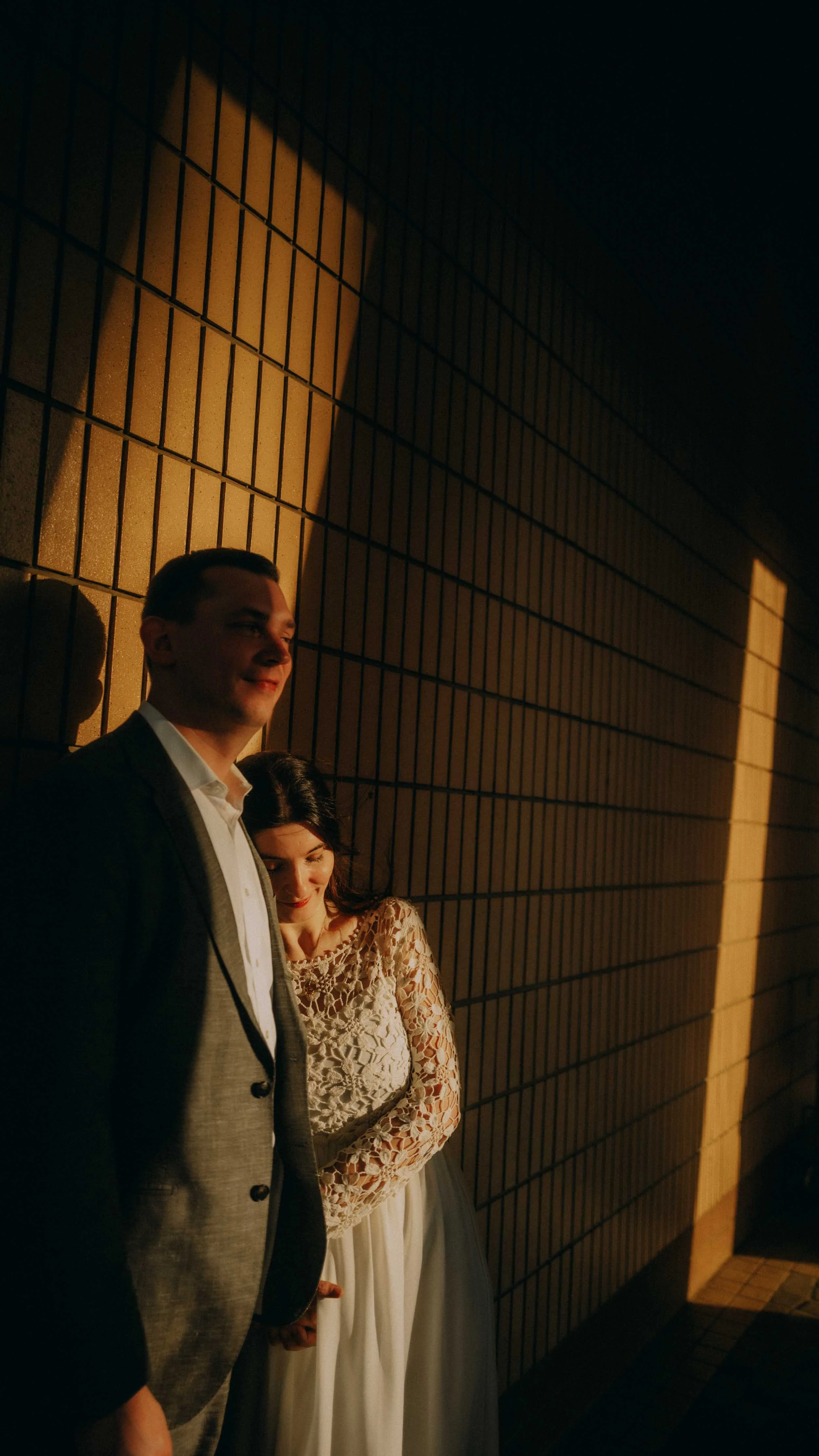 5-hongkong-elopement-culturalcentre-goldenlight-shadow-leicaq3.jpg