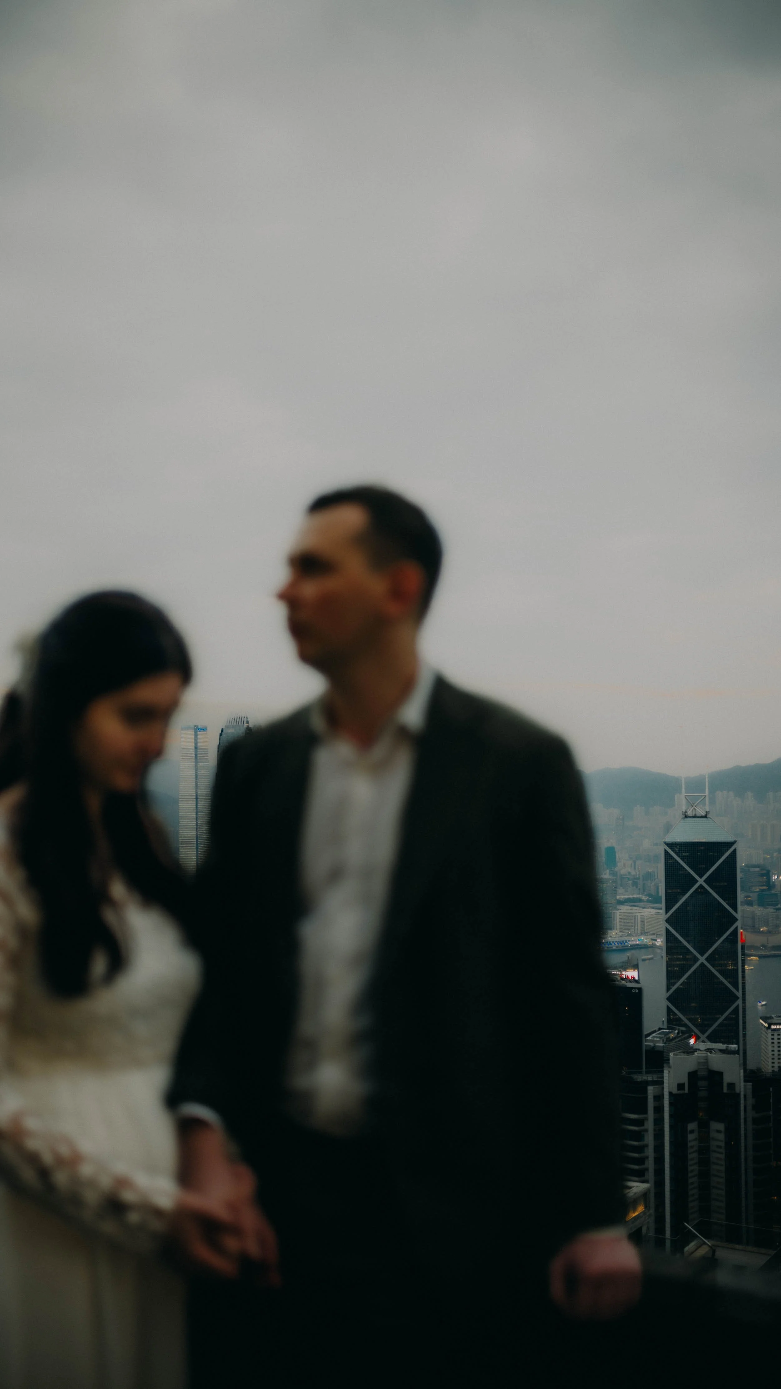 6-hongkong-elopement-thepeak-dusk-skylineframe-leicasl2.jpg