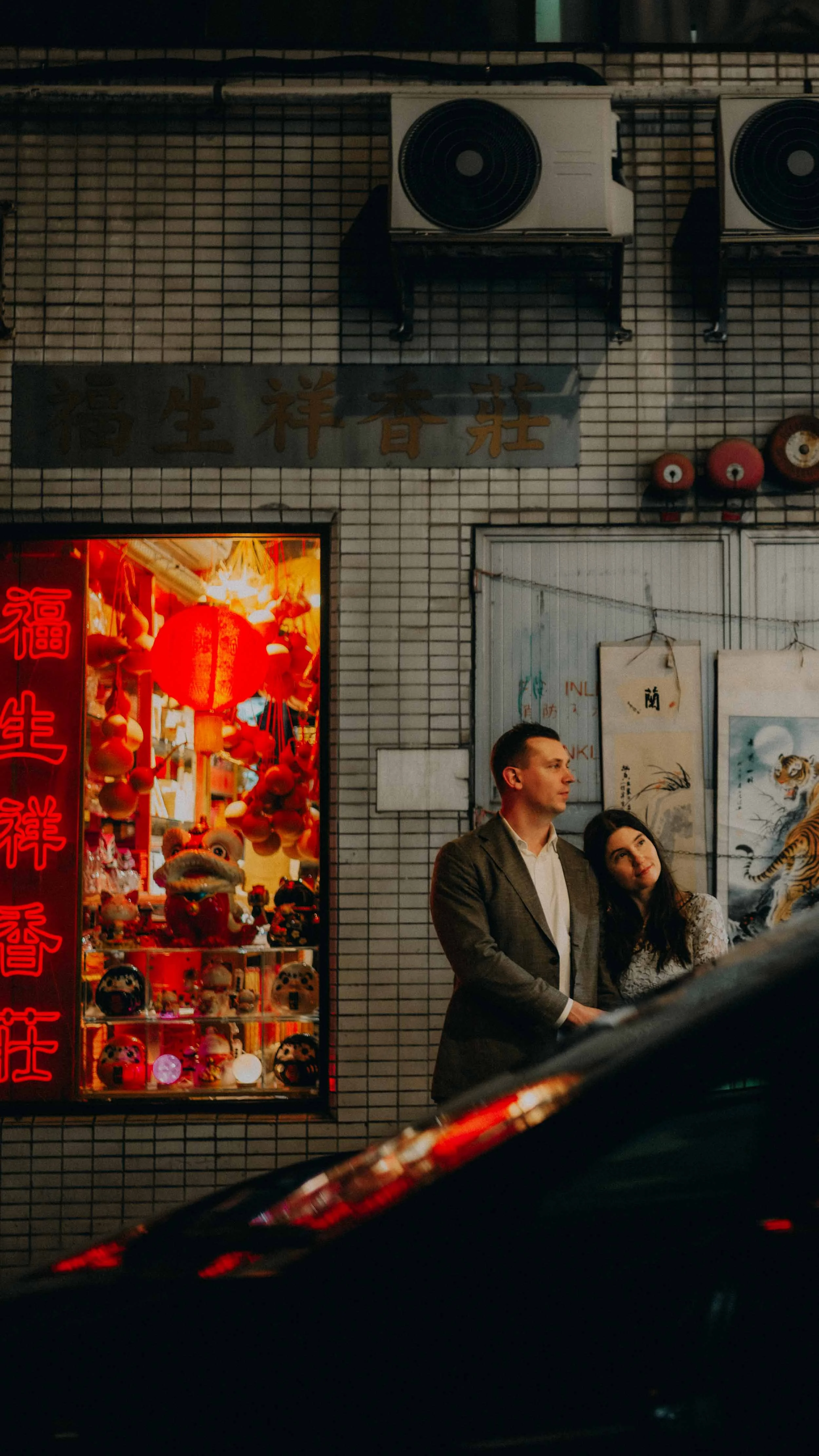 7-hongkong-elopement-sheungwan-night-lanternshop-leicasl2.jpg