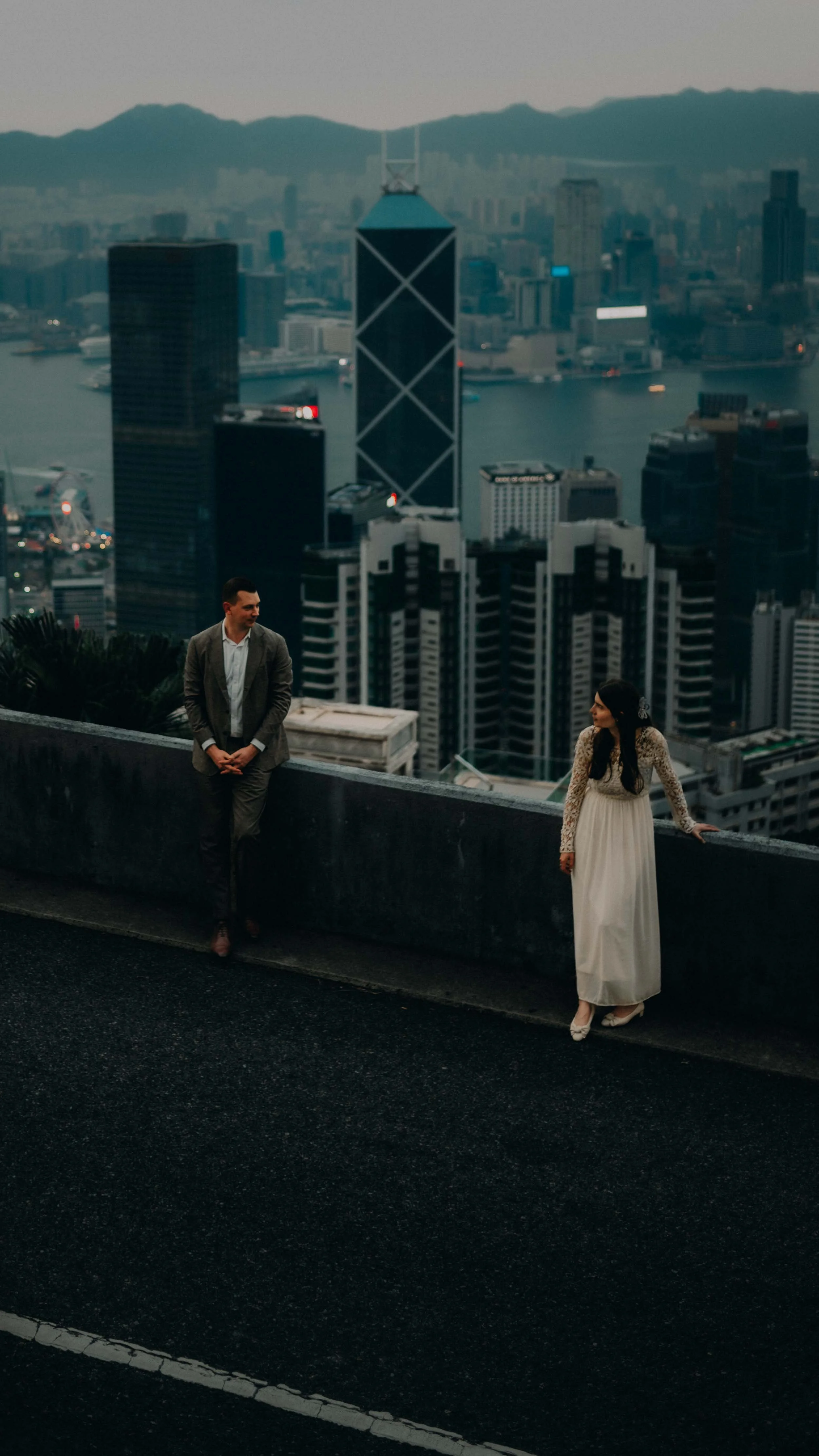 11-hongkong-elopement-thepeak-dusk-overlook-leicasl2.jpg