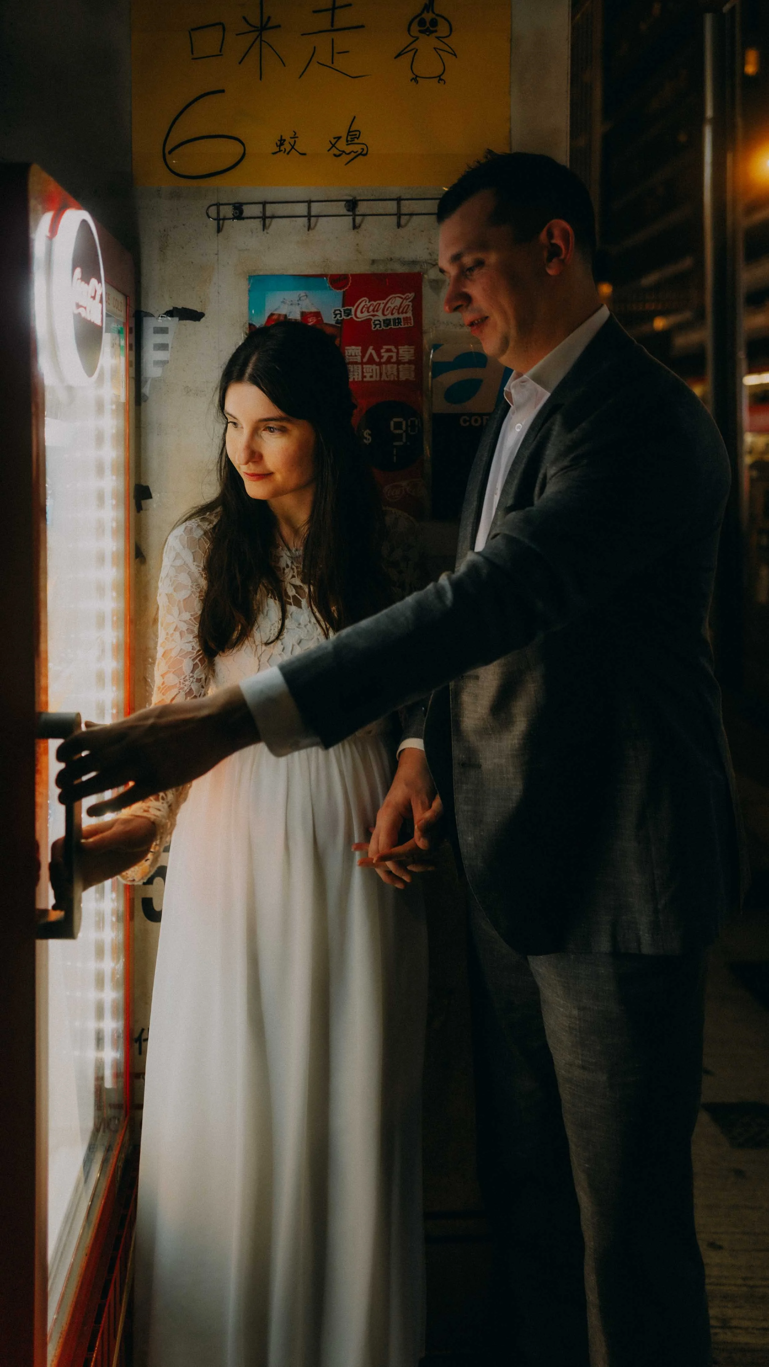 14-hongkong-elopement-central-night-vendingmachine-leicaq3.jpg