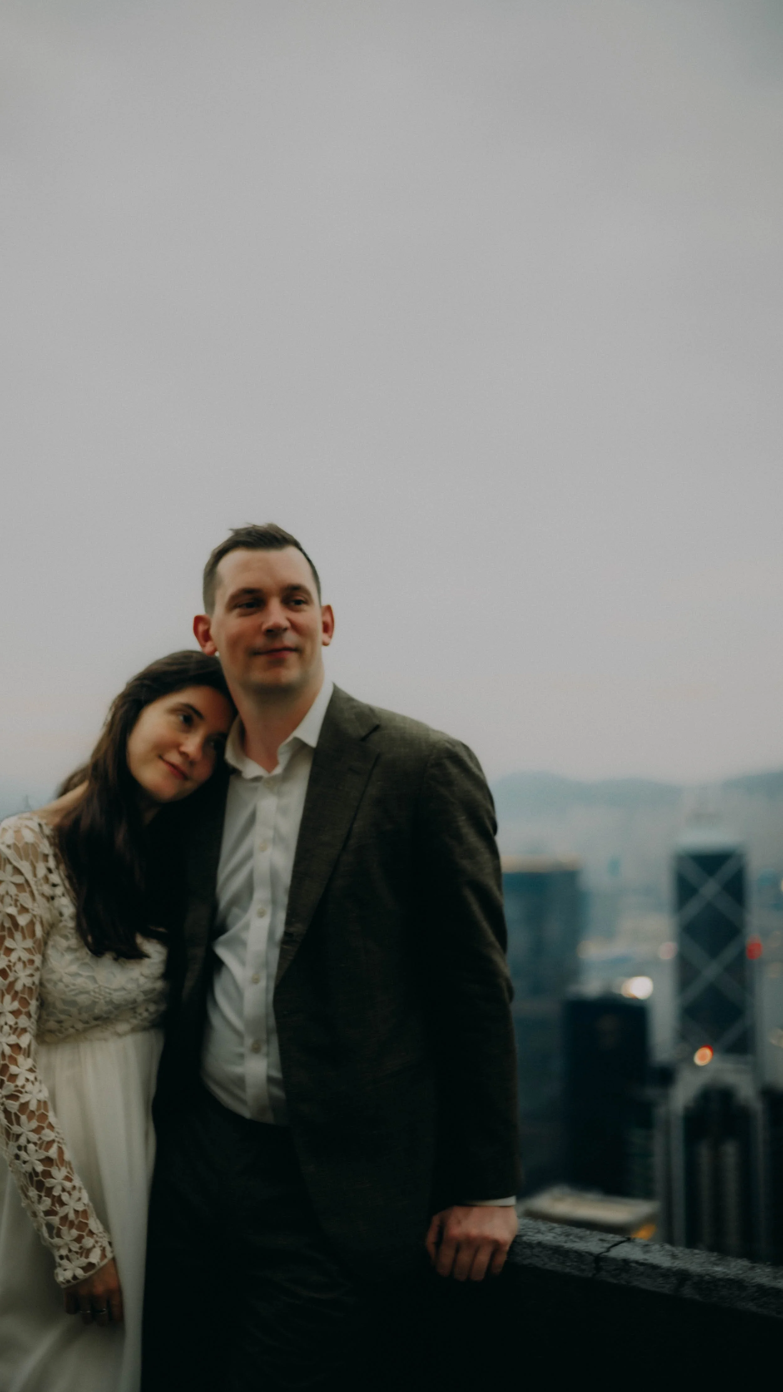 22-hongkong-elopement-thepeak-dusk-shoulderlean-leicasl2.jpg
