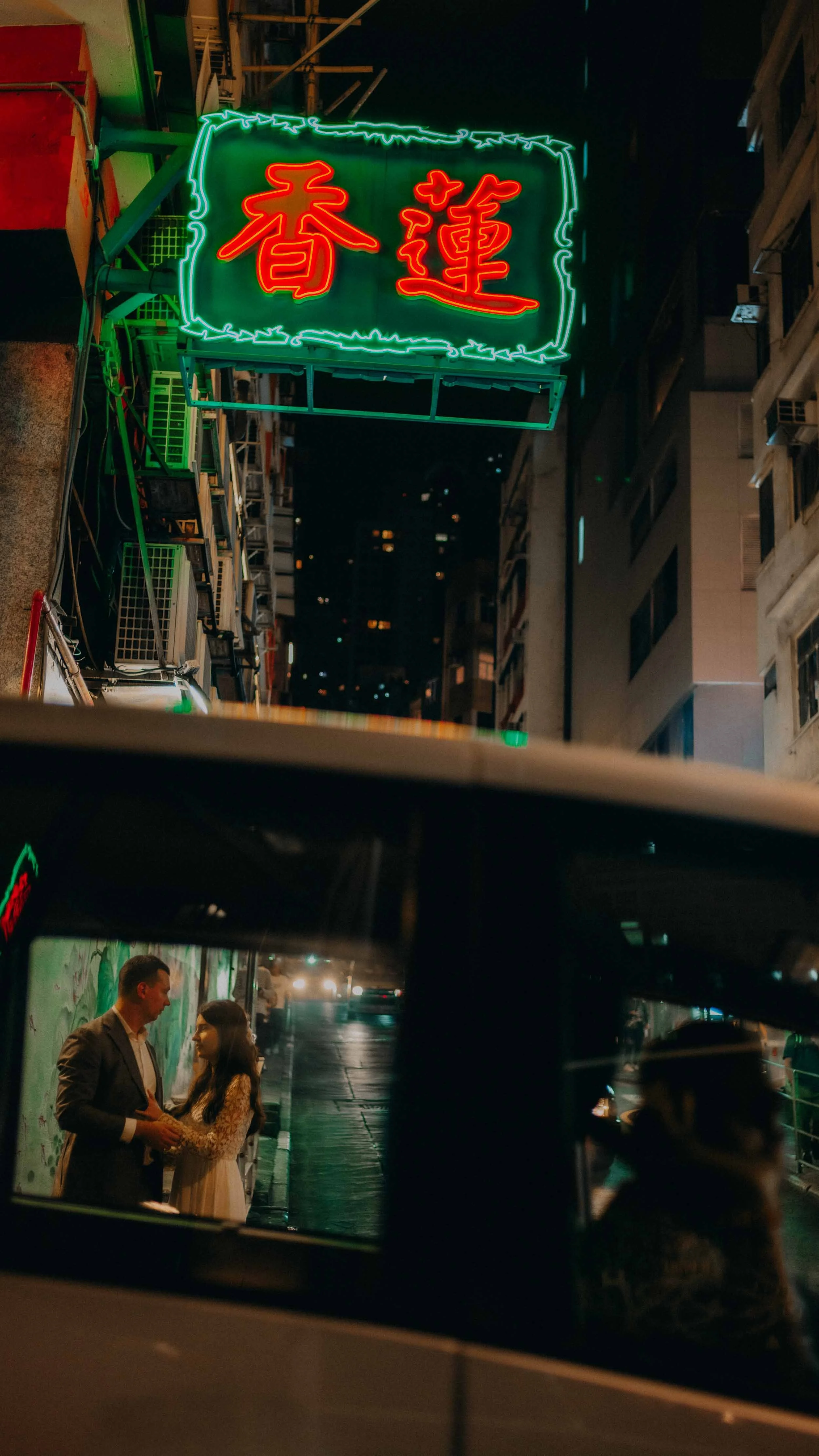 23-hongkong-elopement-central-night-taxireflection-leicasl2.jpg