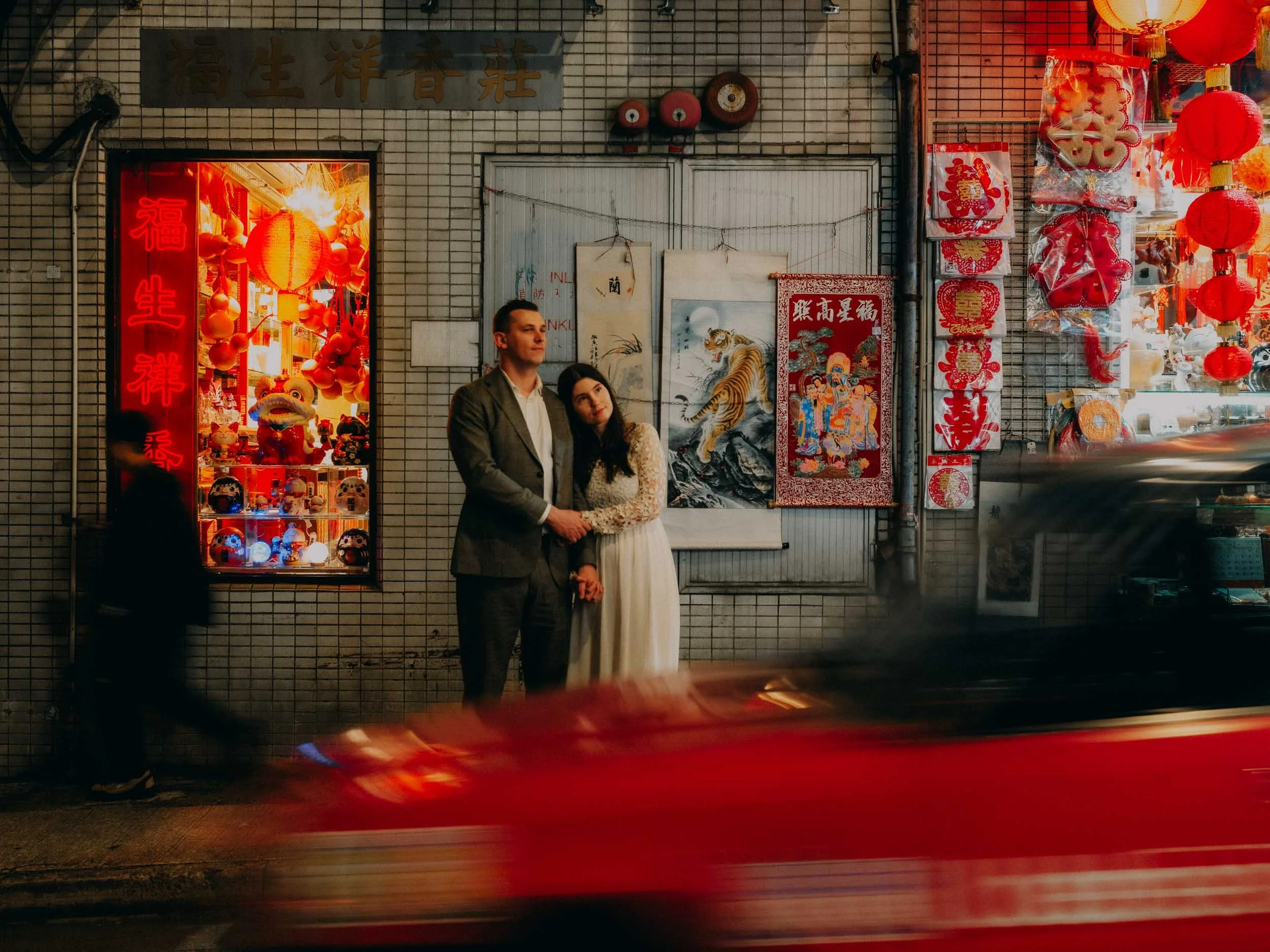 25-hongkong-elopement-sheungwan-night-redtaxiblur-leicasl2.jpg
