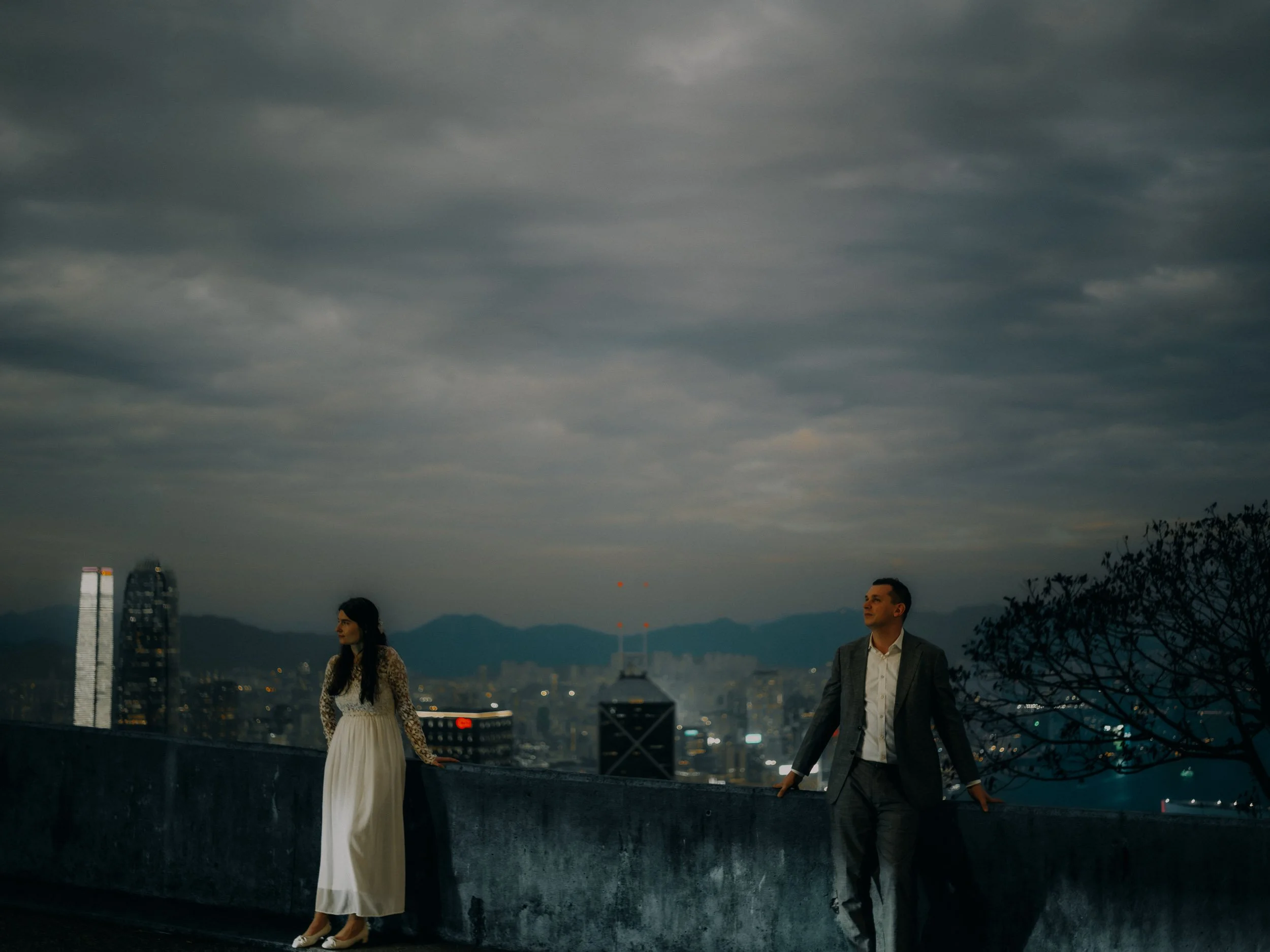 28-hongkong-elopement-thepeak-dusk-widecityview-leicasl2.jpg