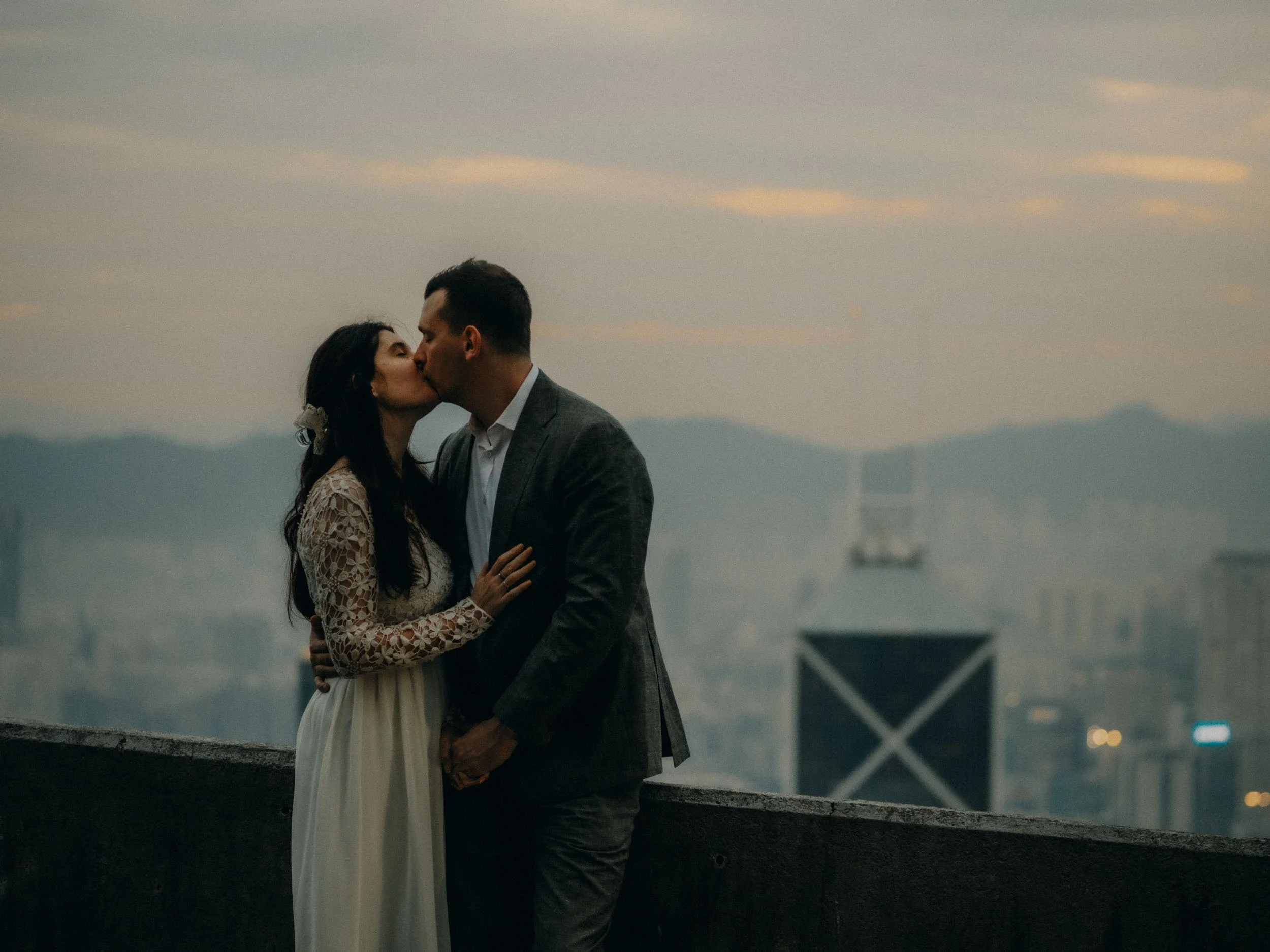 31-hongkong-elopement-thepeak-dusk-skylinekiss-leicam11.jpg