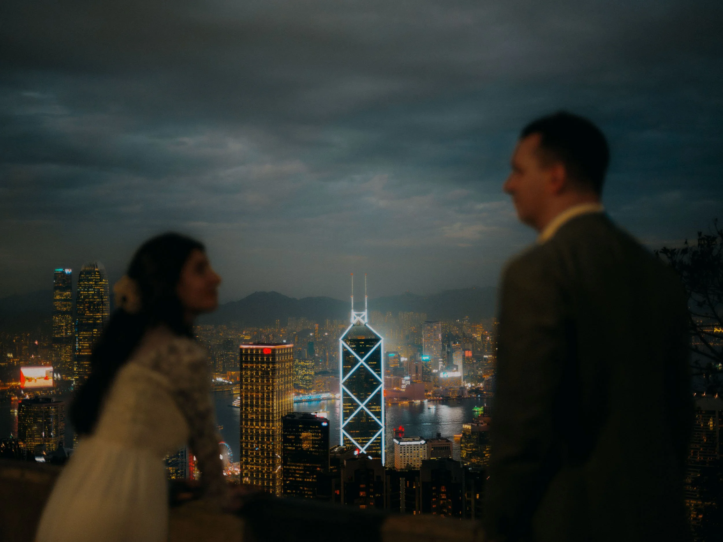32-hongkong-elopement-thepeak-night-citylights-leicasl2.jpg