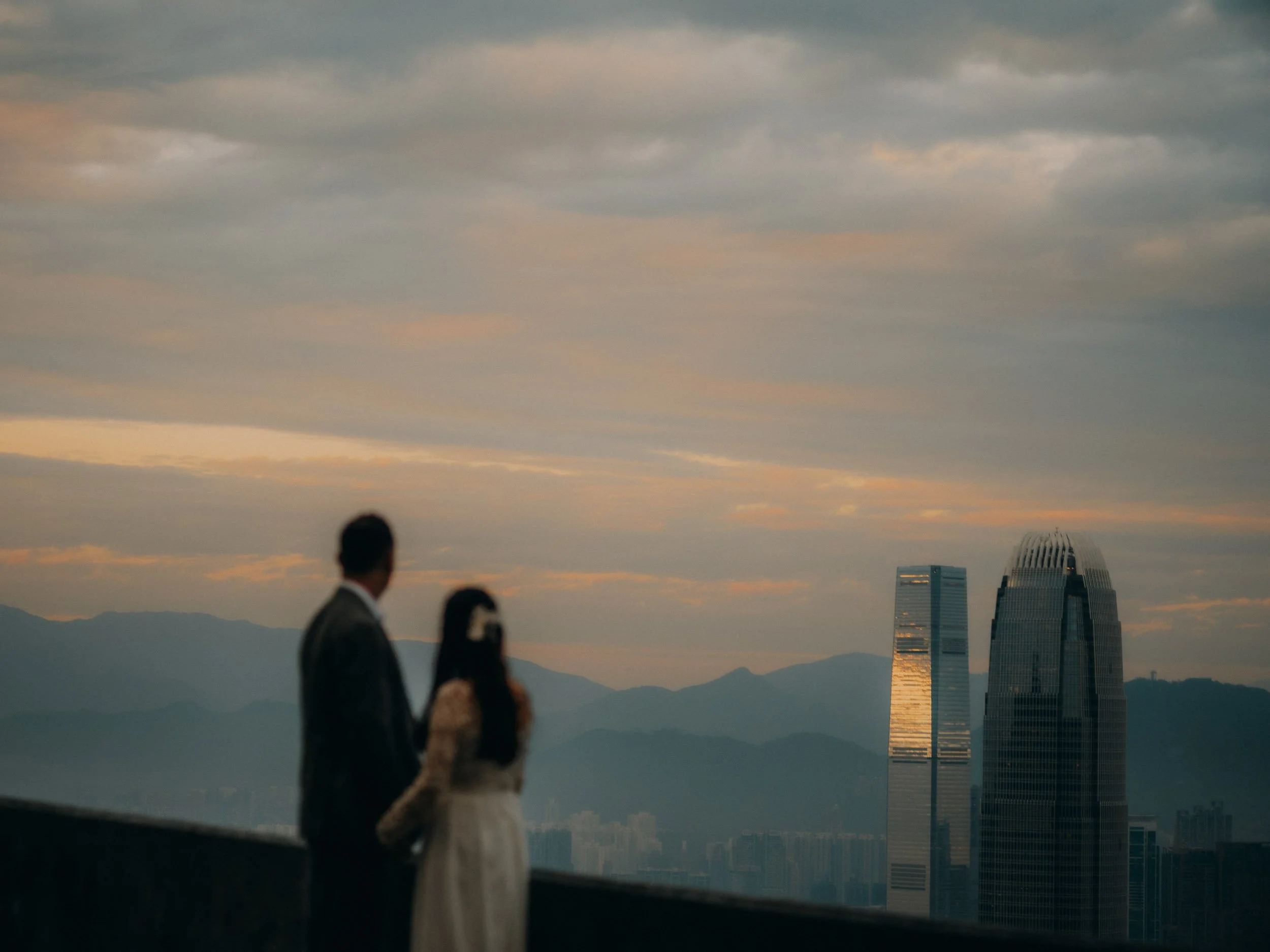 34-hongkong-elopement-thepeak-sunset-minimalskyline-leicam11.jpg
