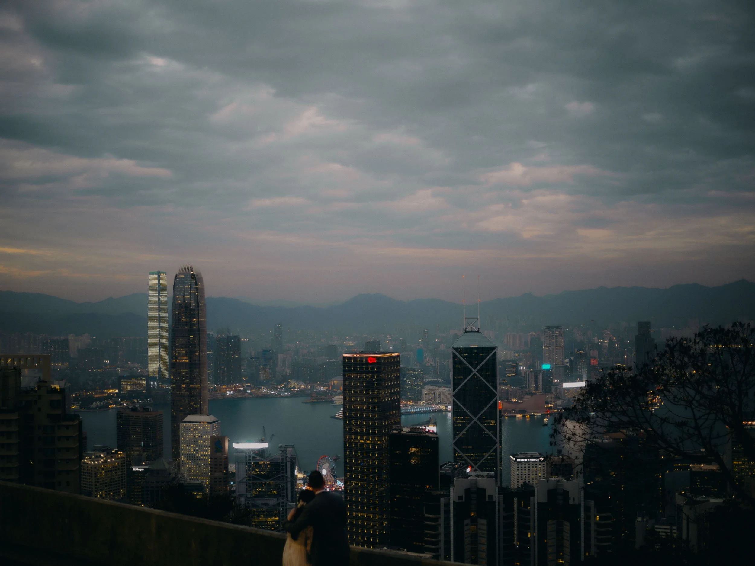 36-hongkong-elopement-thepeak-dusk-harbourpanorama-leicasl2.jpg