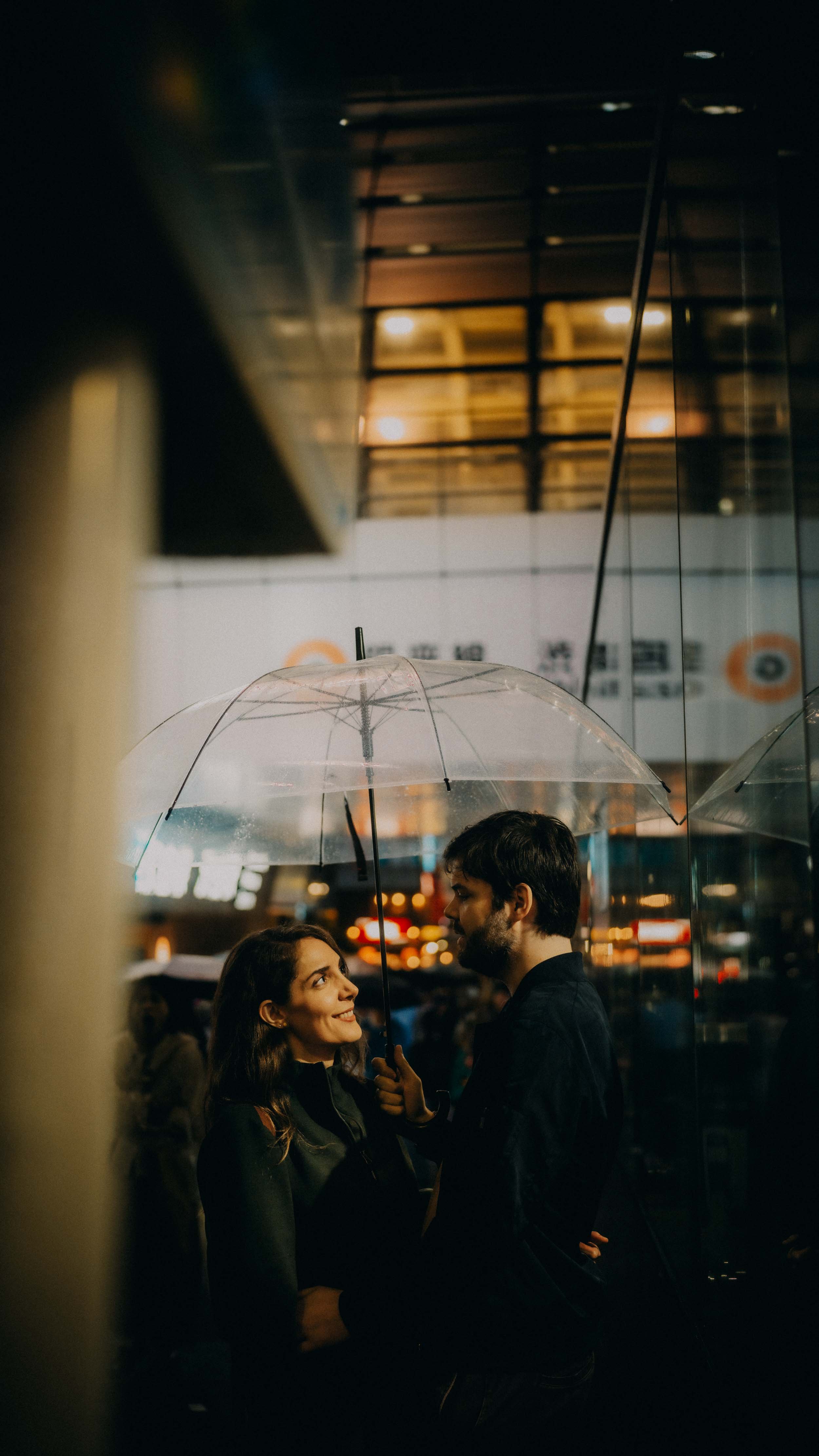 10-tokyo-couple-shoot-shibuya-umbrella-pause-hasselbladx2d.jpg