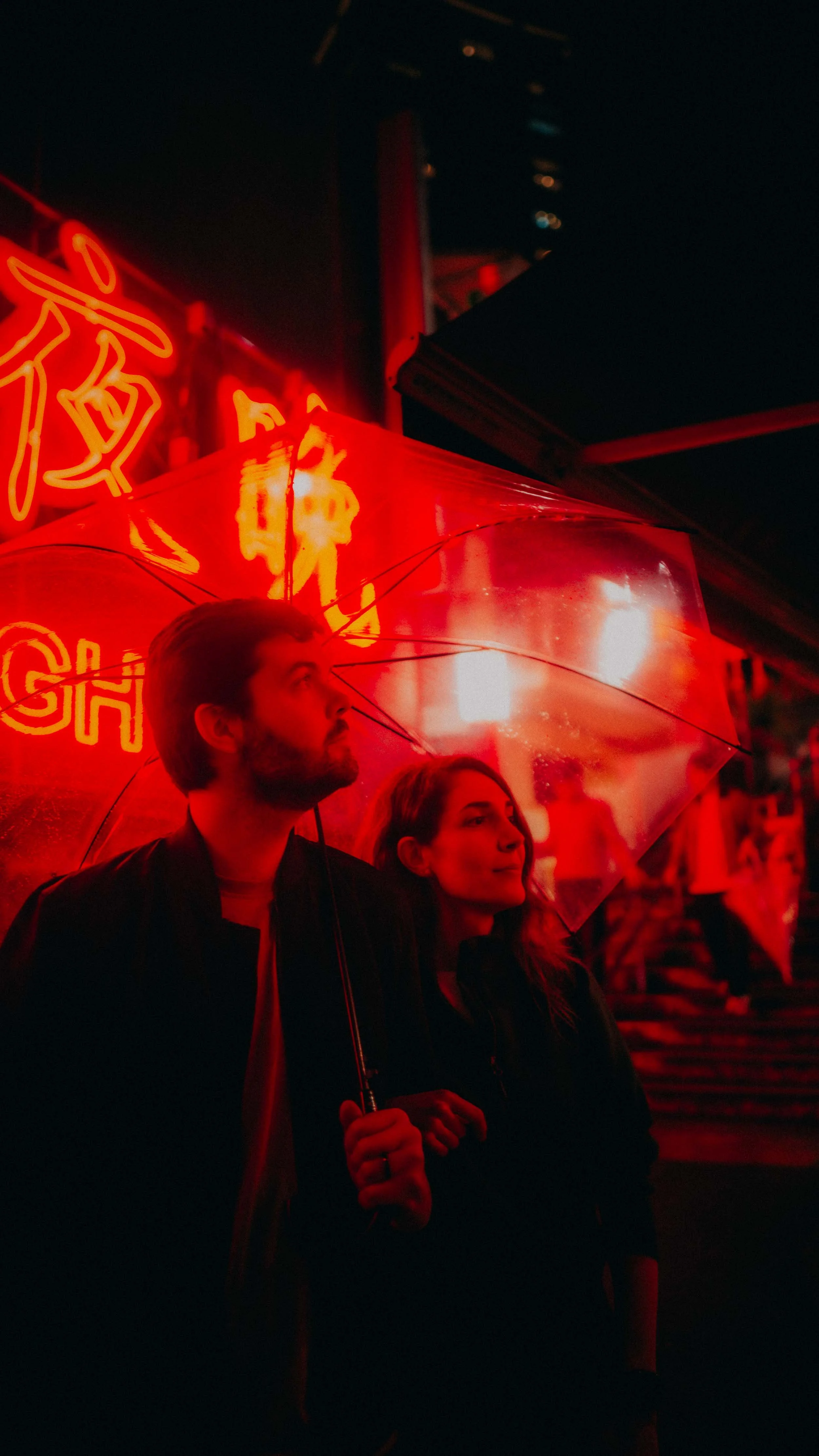 11-tokyo-couple-shoot-shibuya-redneon-closeportrait-leicaq3.jpg