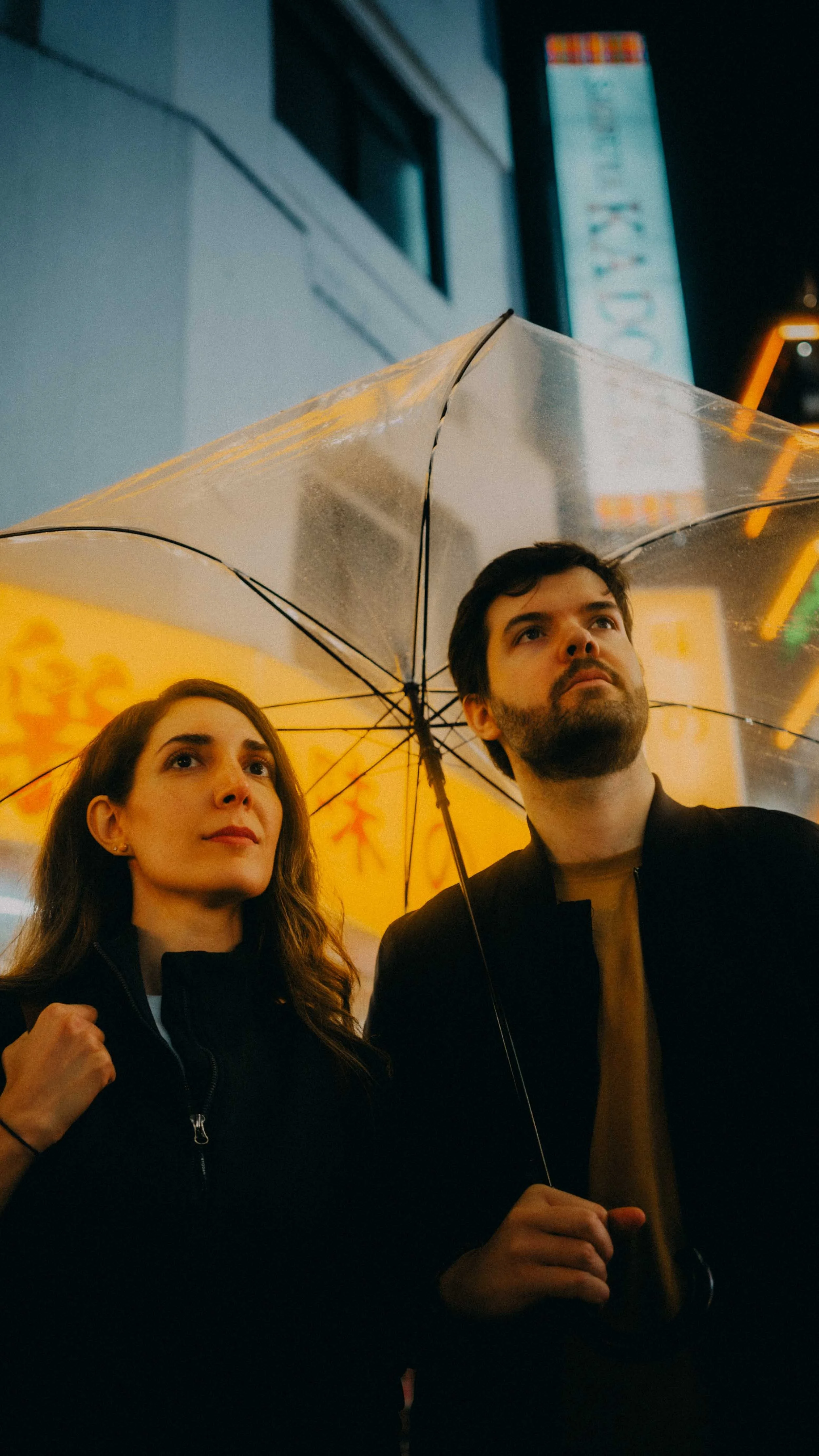 13-tokyo-couple-shoot-shibuya-pensive-umbrella-leicaq3.jpg