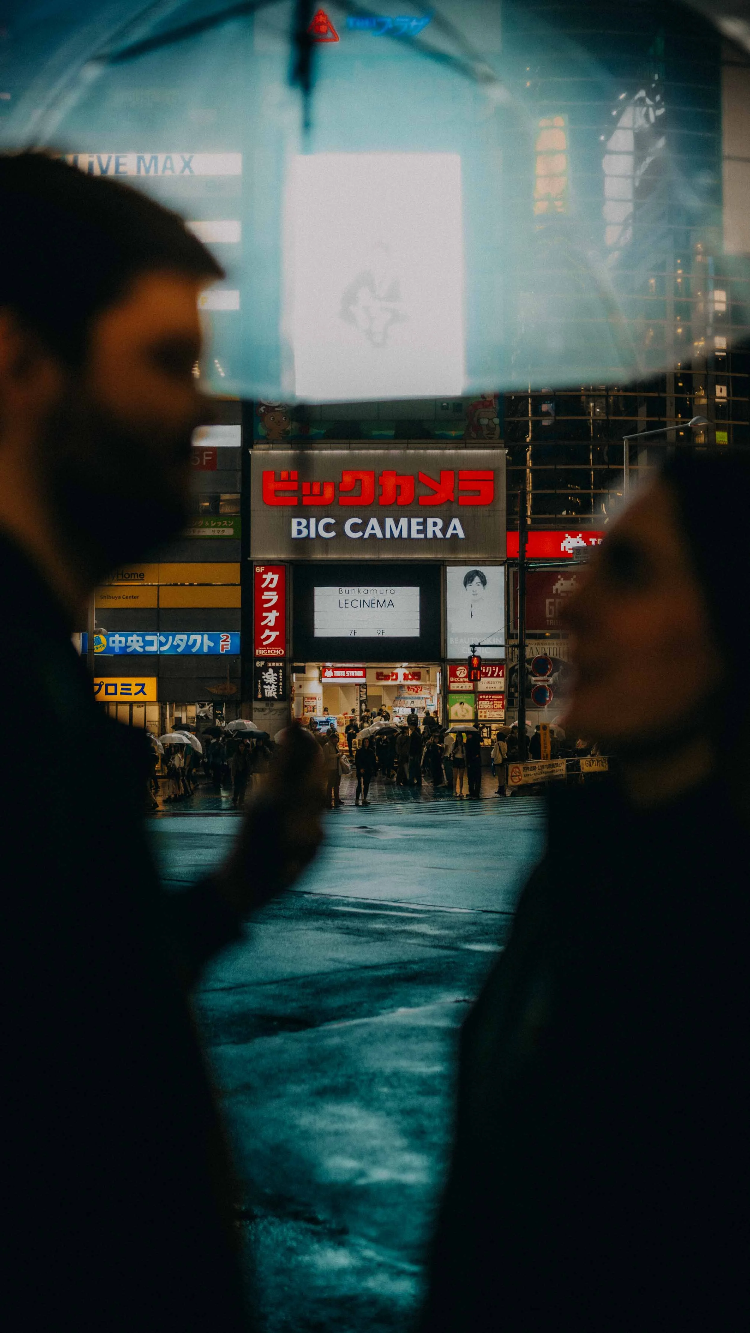 15-tokyo-couple-shoot-shibuya-biccamera-reflection-leicaq3.jpg