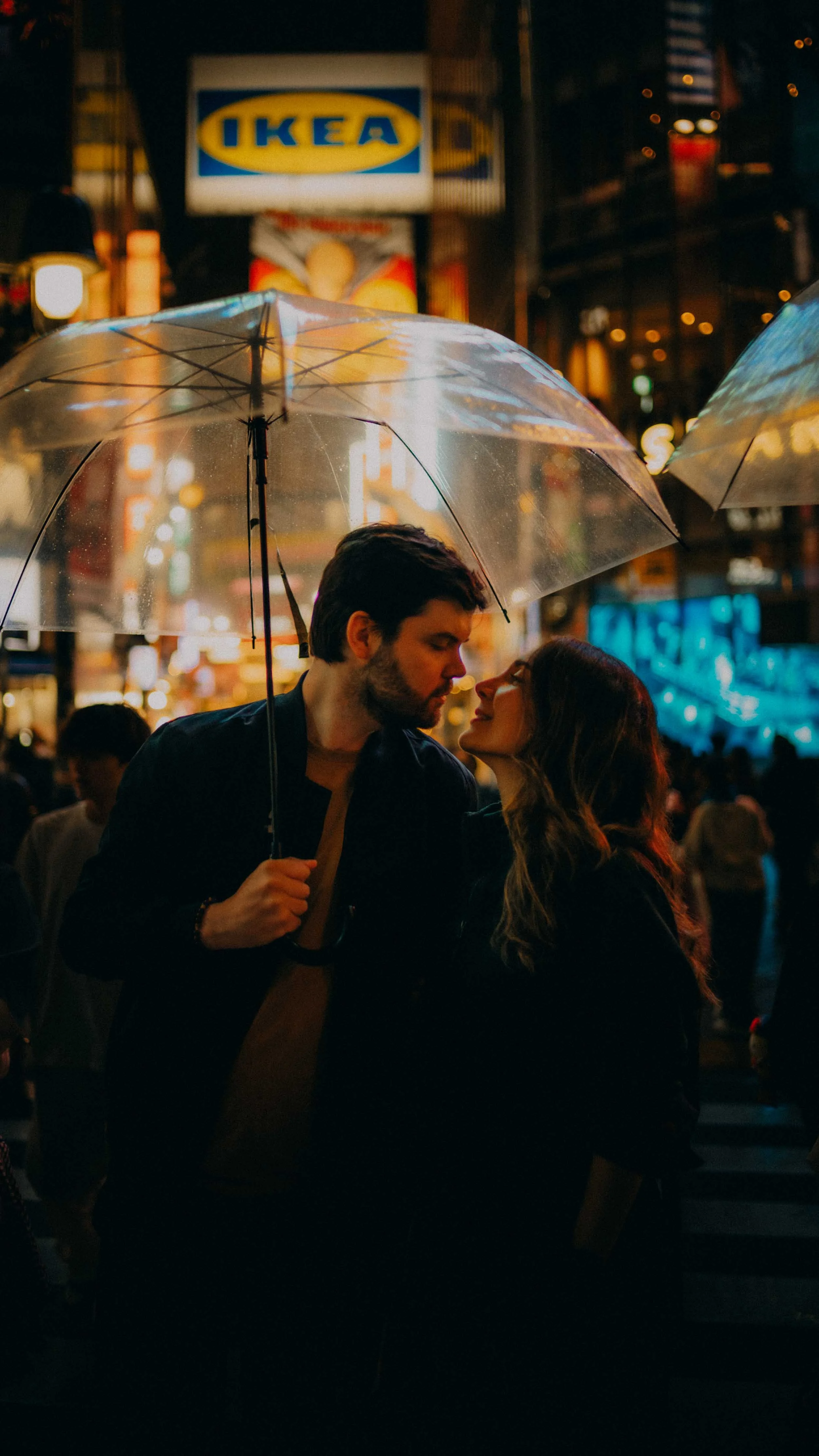 16-tokyo-couple-shoot-shibuya-umbrella-crossing-leicaq3.jpg