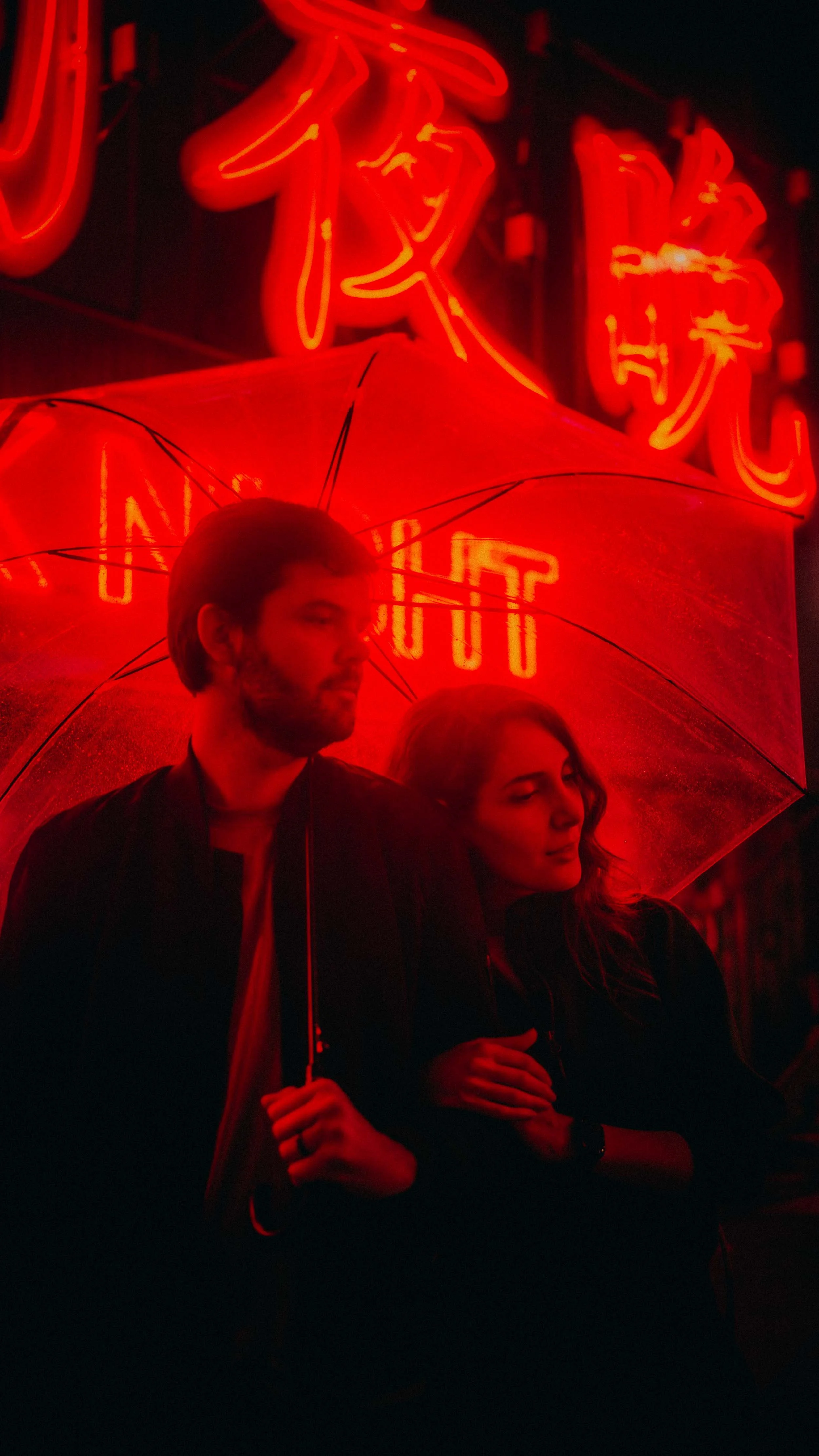 19-tokyo-couple-shoot-shibuya-redneon-nightportrait-hasselbladx2d.jpg
