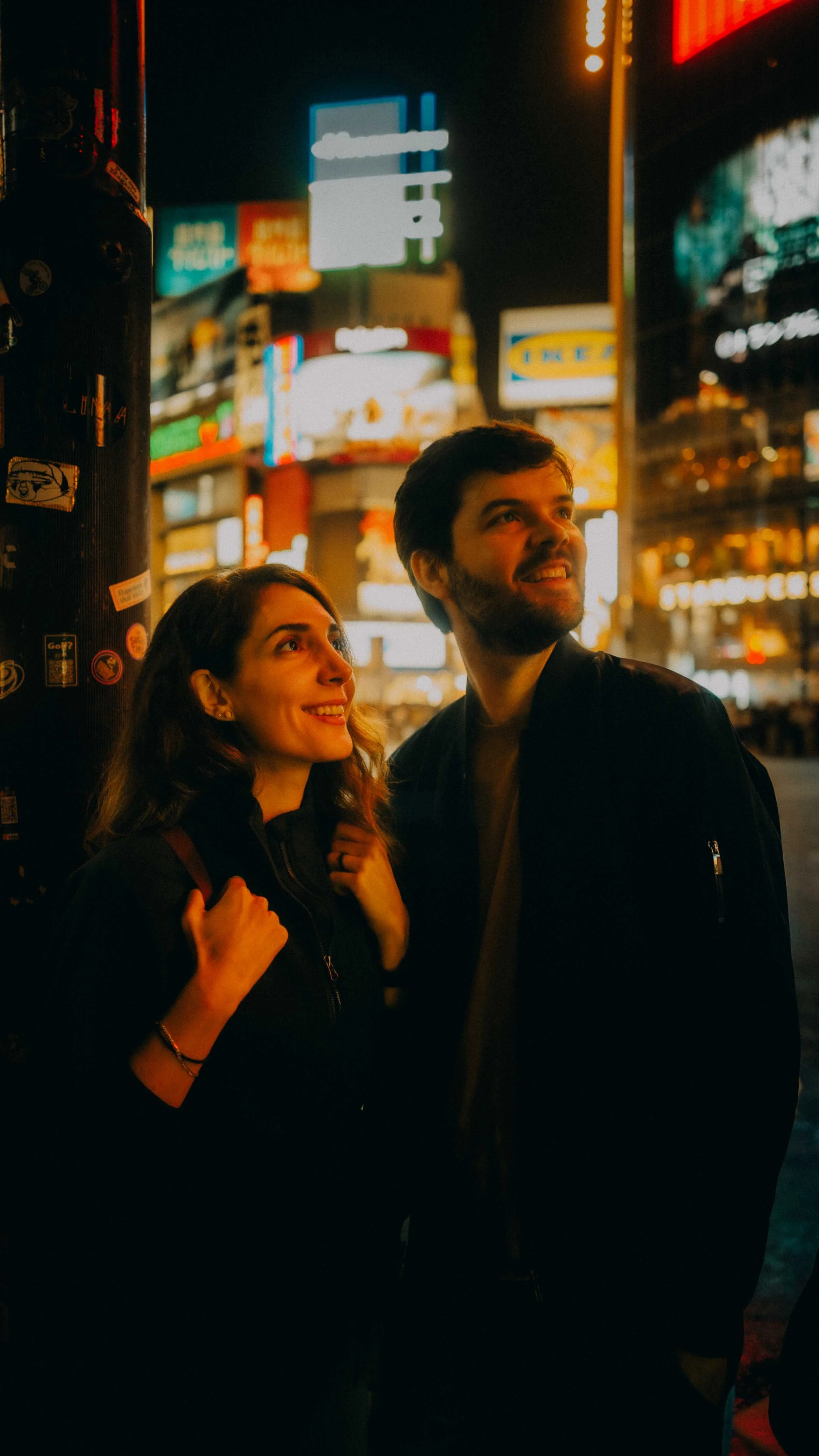 20-tokyo-couple-shoot-shibuya-crossing-lookup-portrait-leica-q3.jpg
