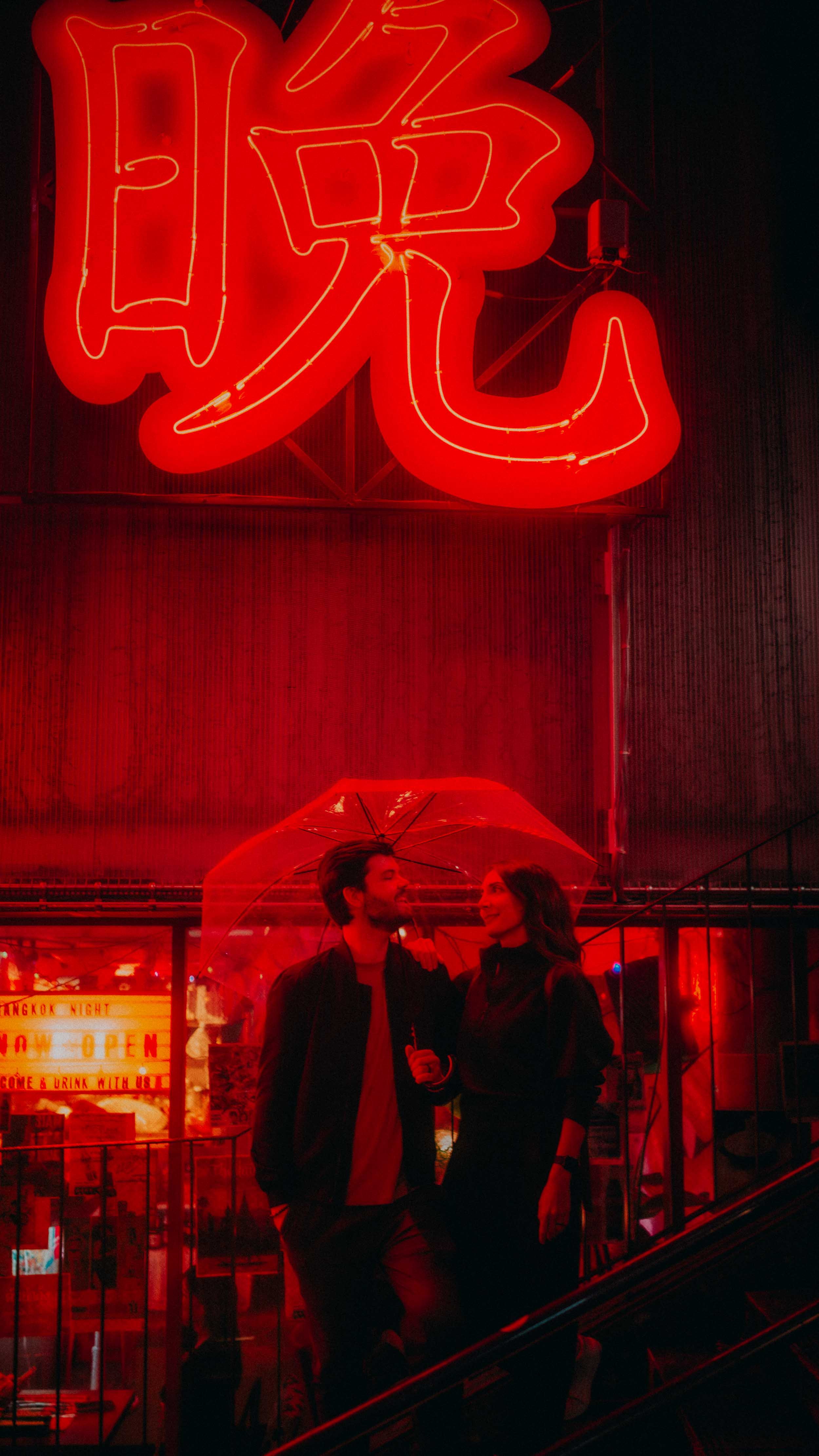 22-tokyo-couple-shoot-shibuya-redneon-umbrella-wideframe-leicaq3.jpg