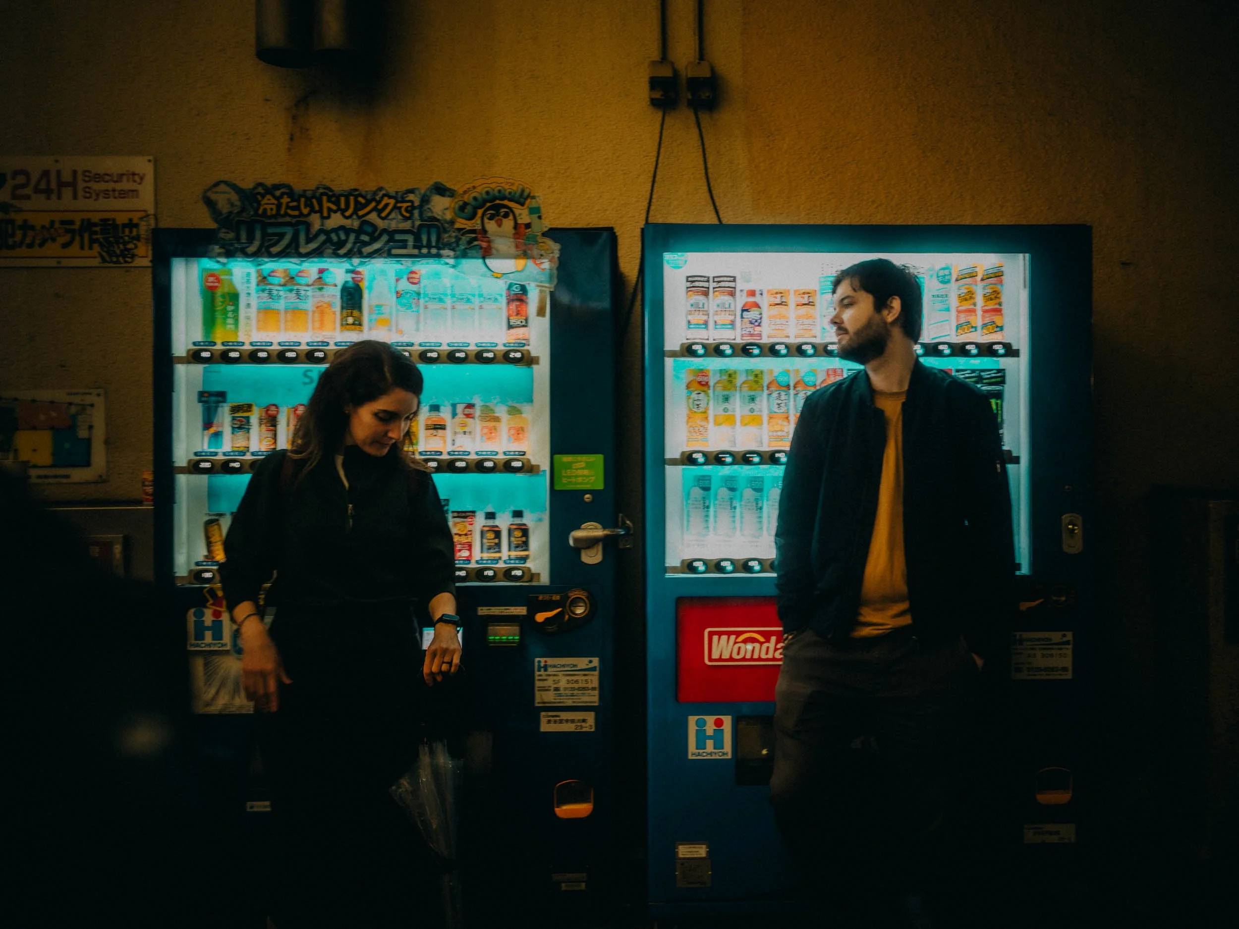 26-tokyo-couple-shoot-shibuya-vendingmachine-candid-leicaq3.jpg