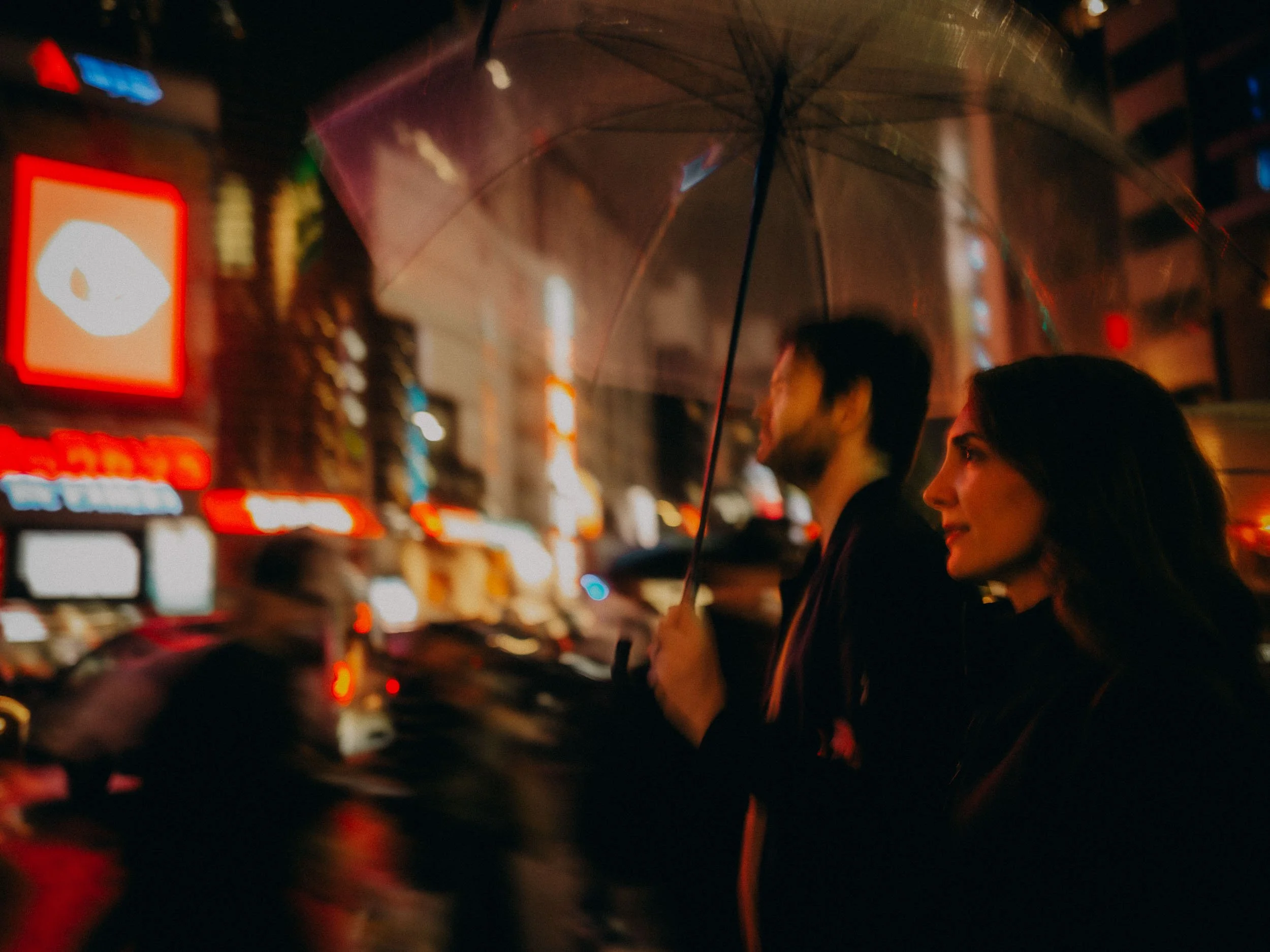 28-tokyo-couple-shoot-shibuya-motionblur-nightwalk-leicaq3.jpg
