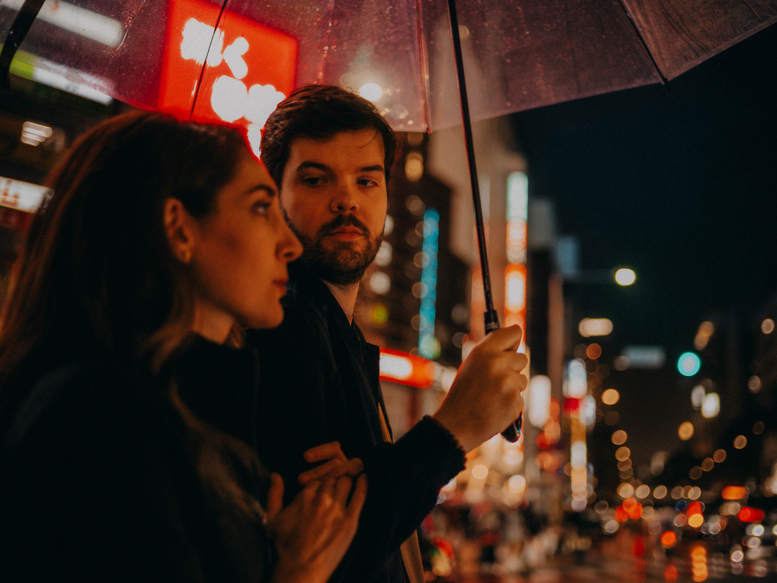 30-tokyo-couple-shoot-shibuya-umbrella-conversation-leicaq3.jpg