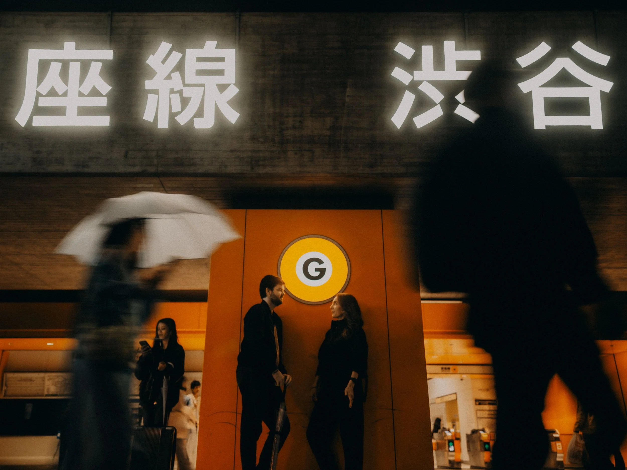 31-tokyo-couple-shoot-shibuya-ginzaline-motionblur-leicaq3.jpg