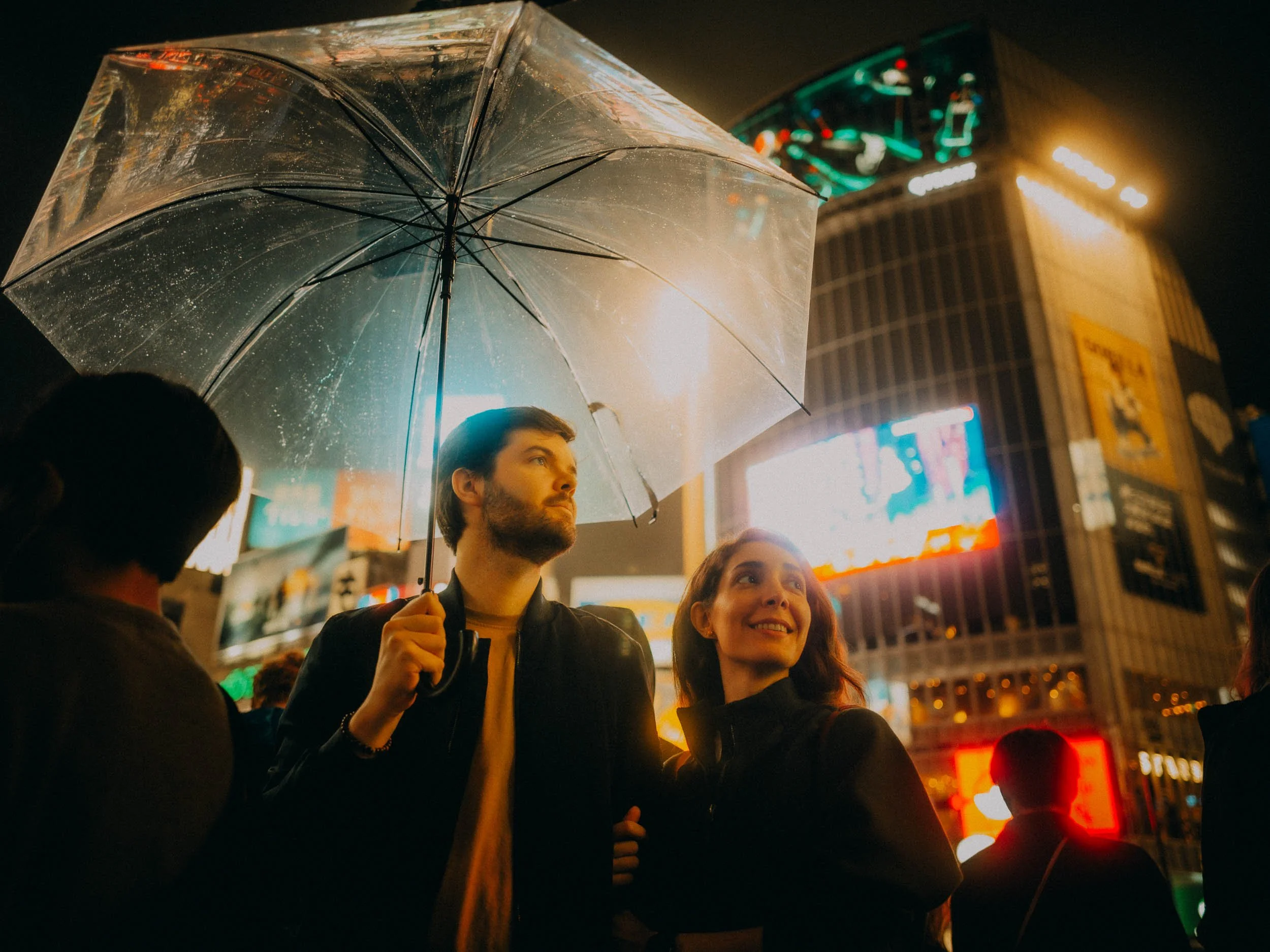 34-tokyo-couple-shoot-shibuya-scramble-umbrella-leicaq3.jpg