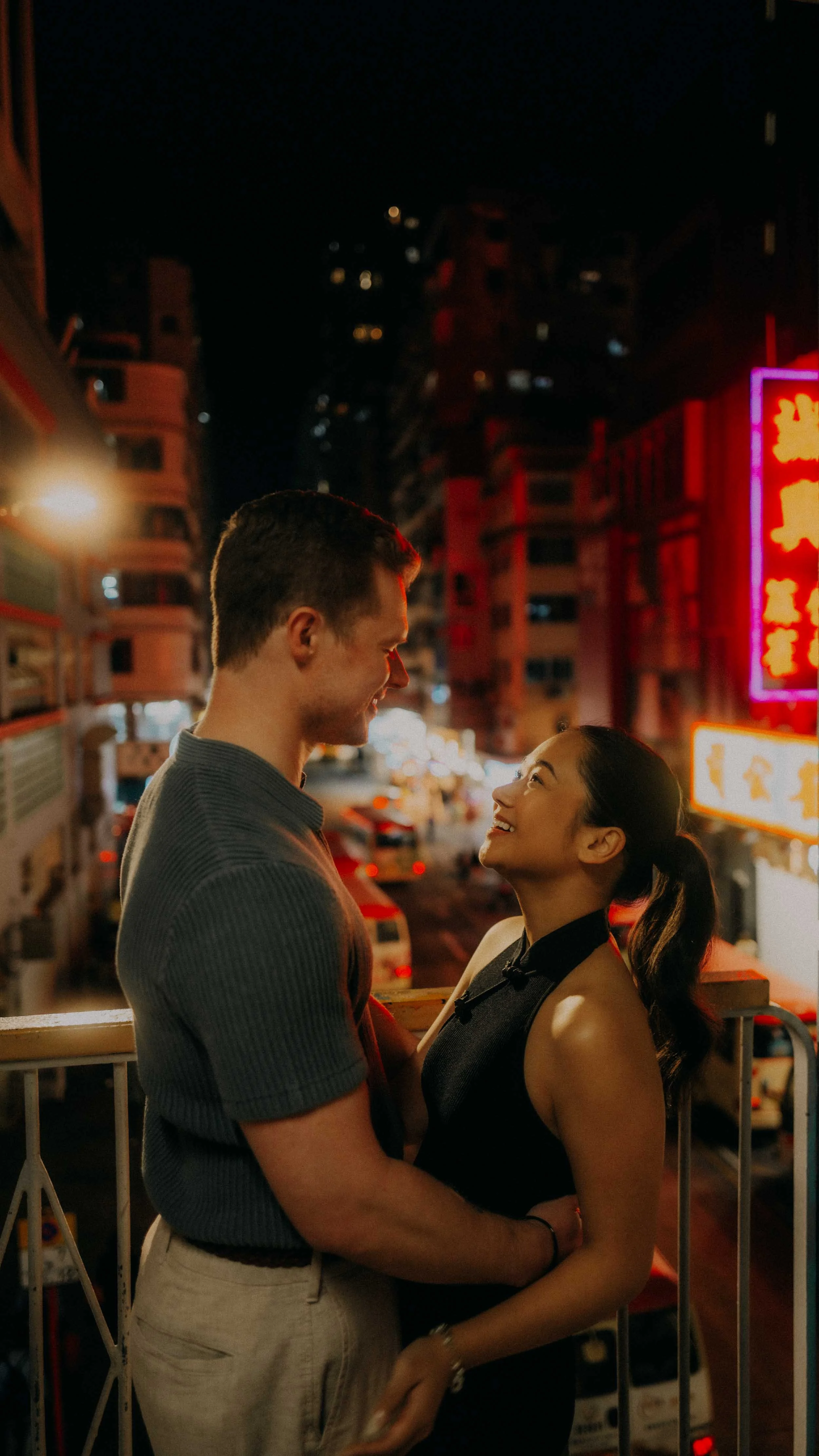 3-hongkong-engagement-mongkok-overpass-embrace-leicaq3.jpg