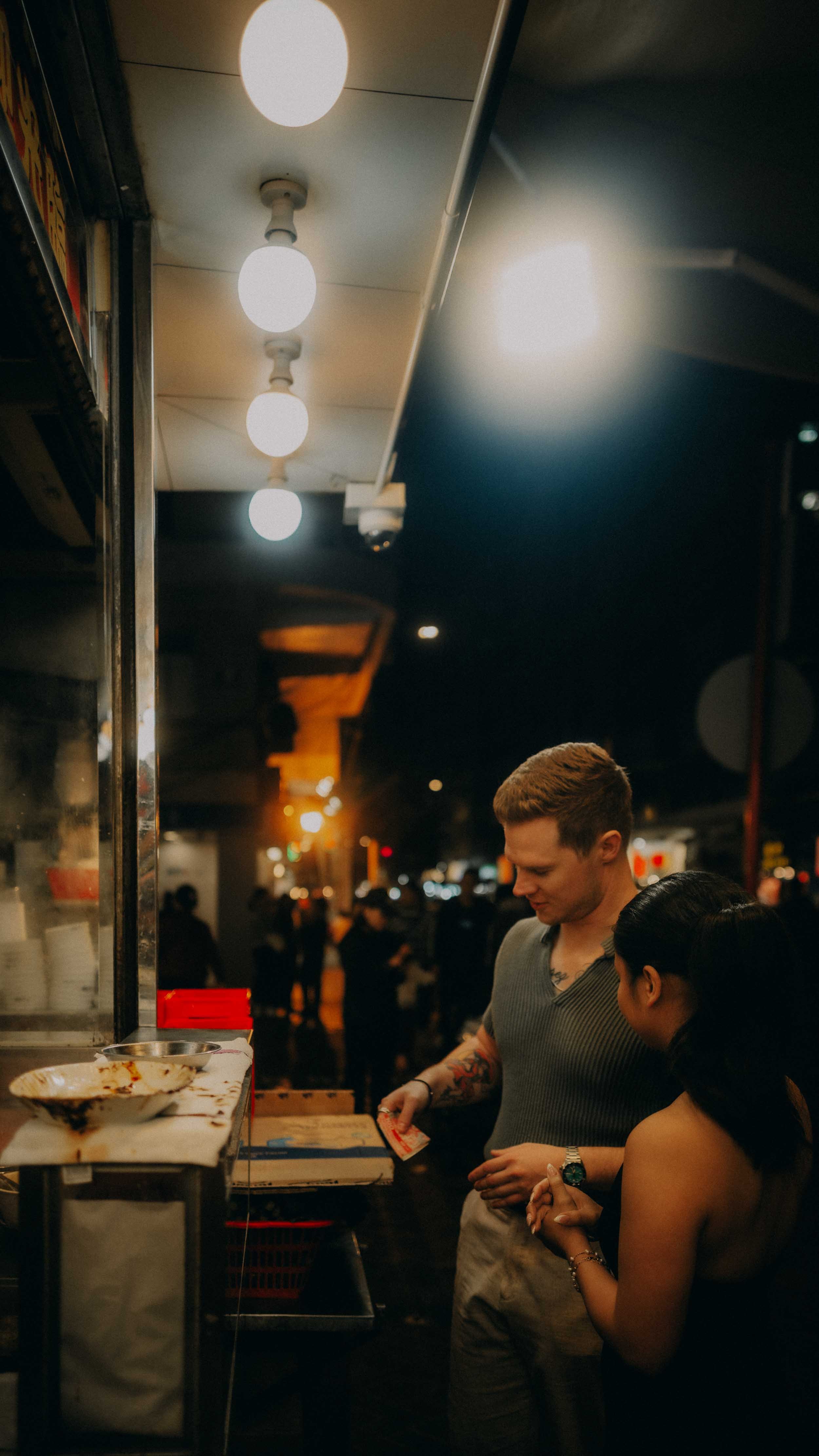 6-hongkong-engagement-shamshuipo-street-foodstall-leicaq3.jpg