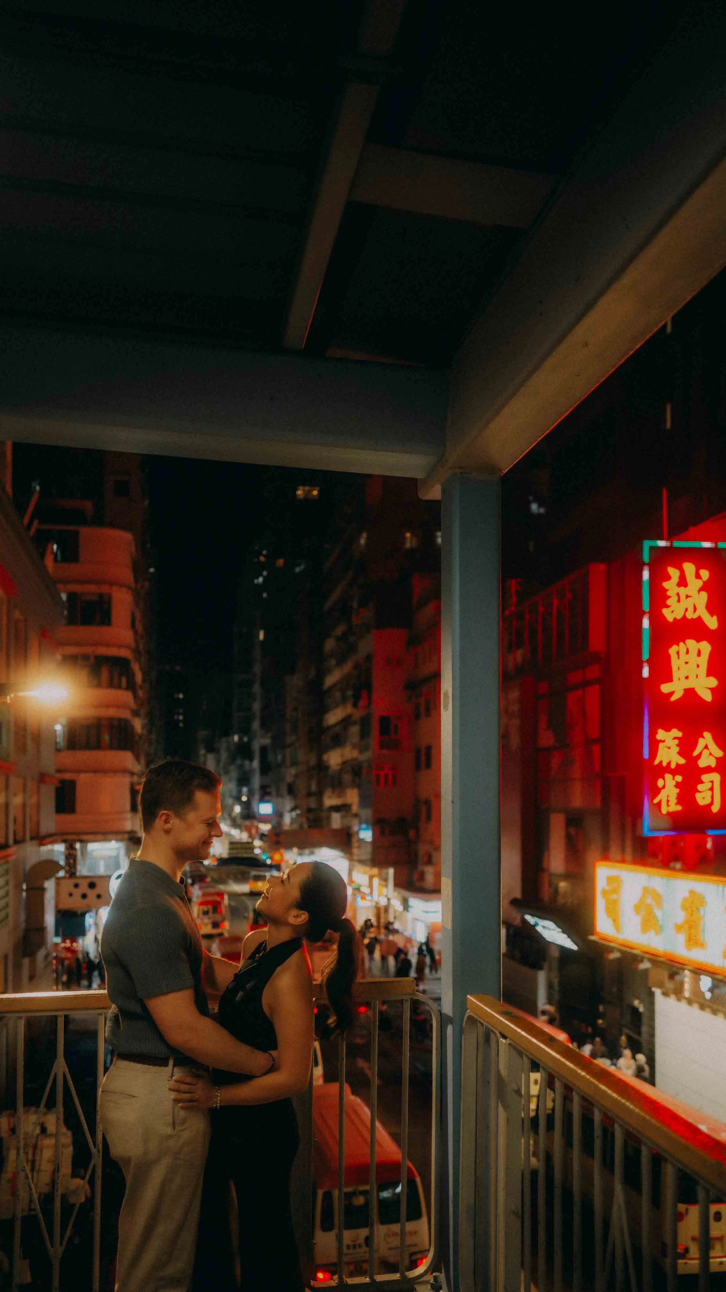 9-hongkong-engagement-mongkok-overpass-neonview-leicaq3.jpg