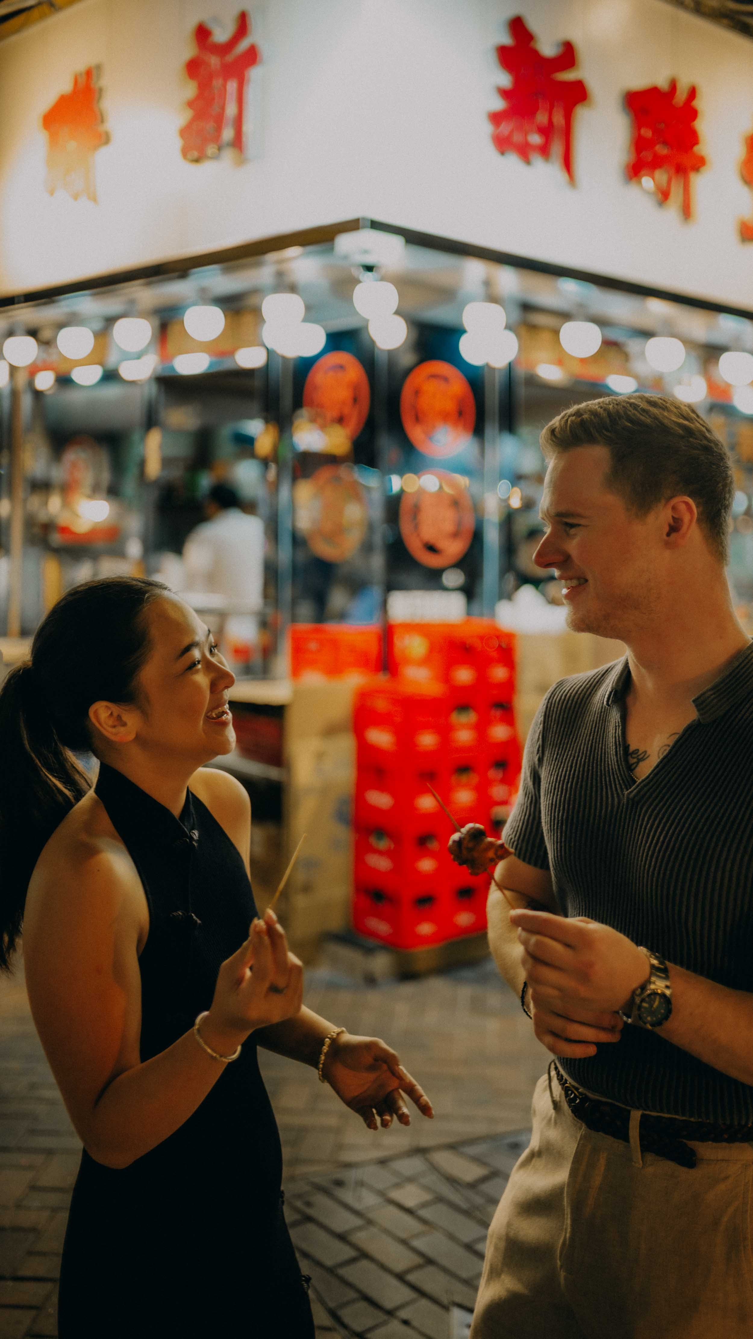 10-hongkong-engagement-shamshuipo-streetfood-laughter-leicasl2.jpg