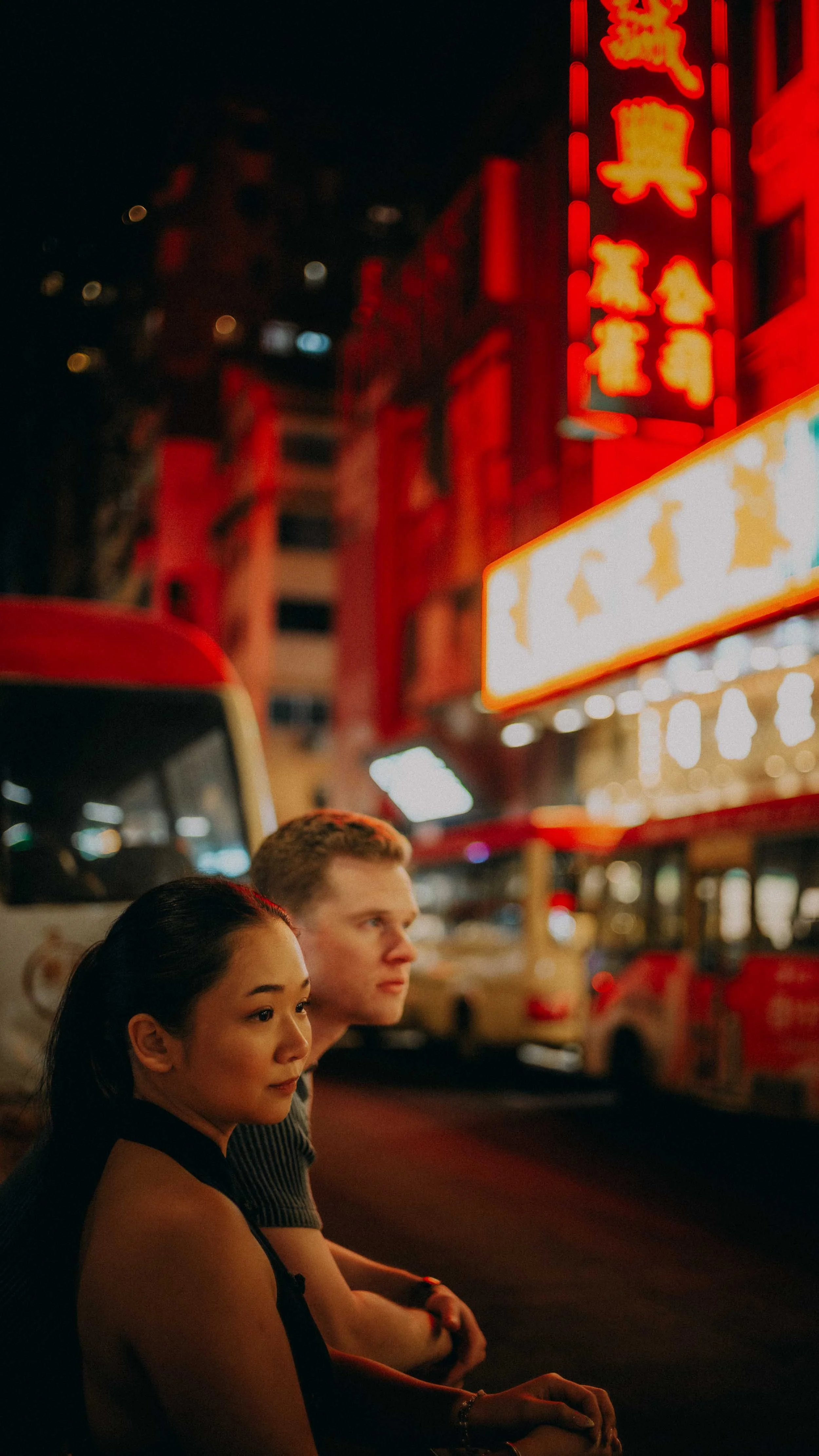 11-hongkong-engagement-mongkok-street-waiting-leicasl2.jpg