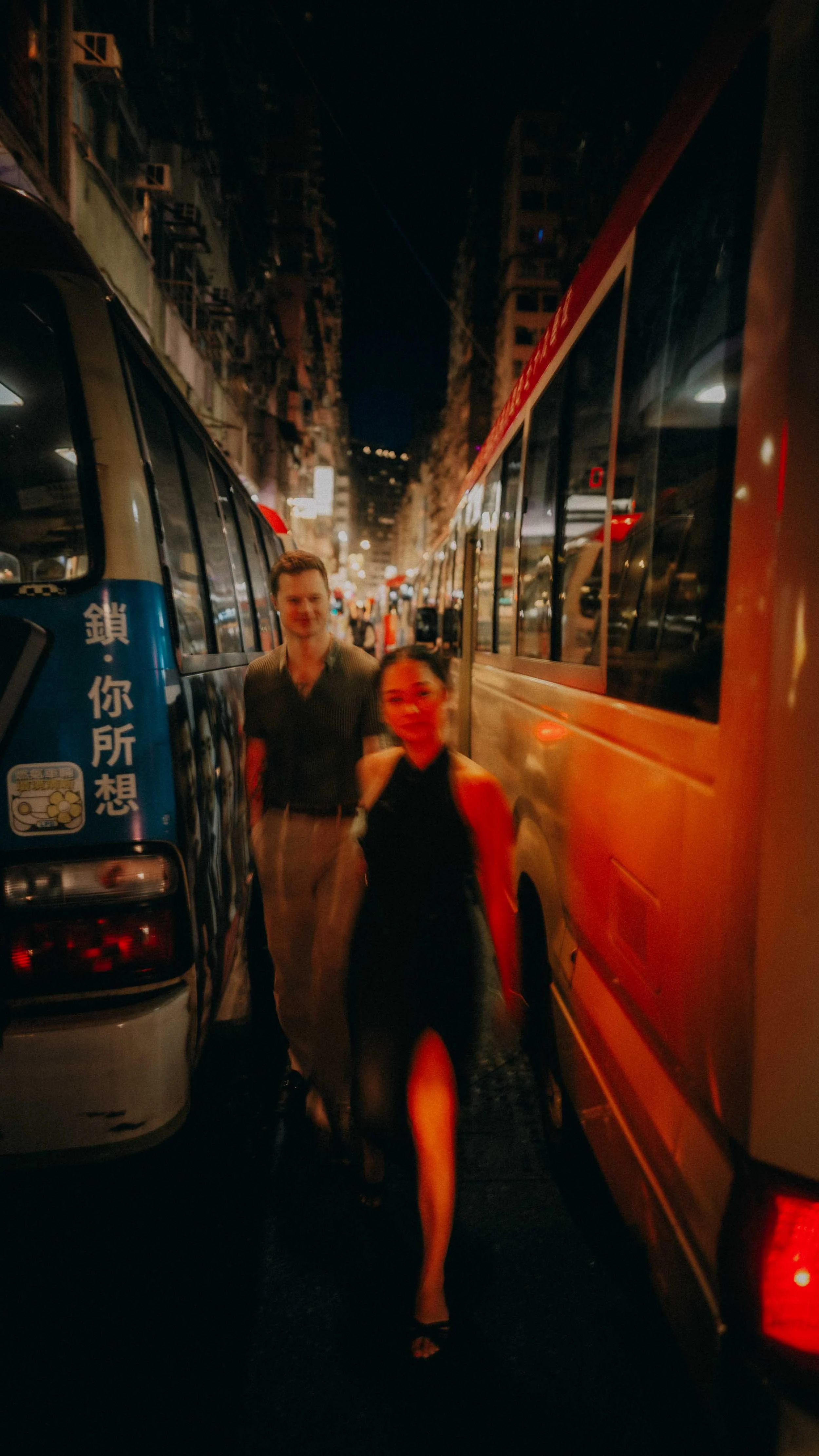 12-hongkong-engagement-mongkok-street-buspassage-leicaq3.jpg