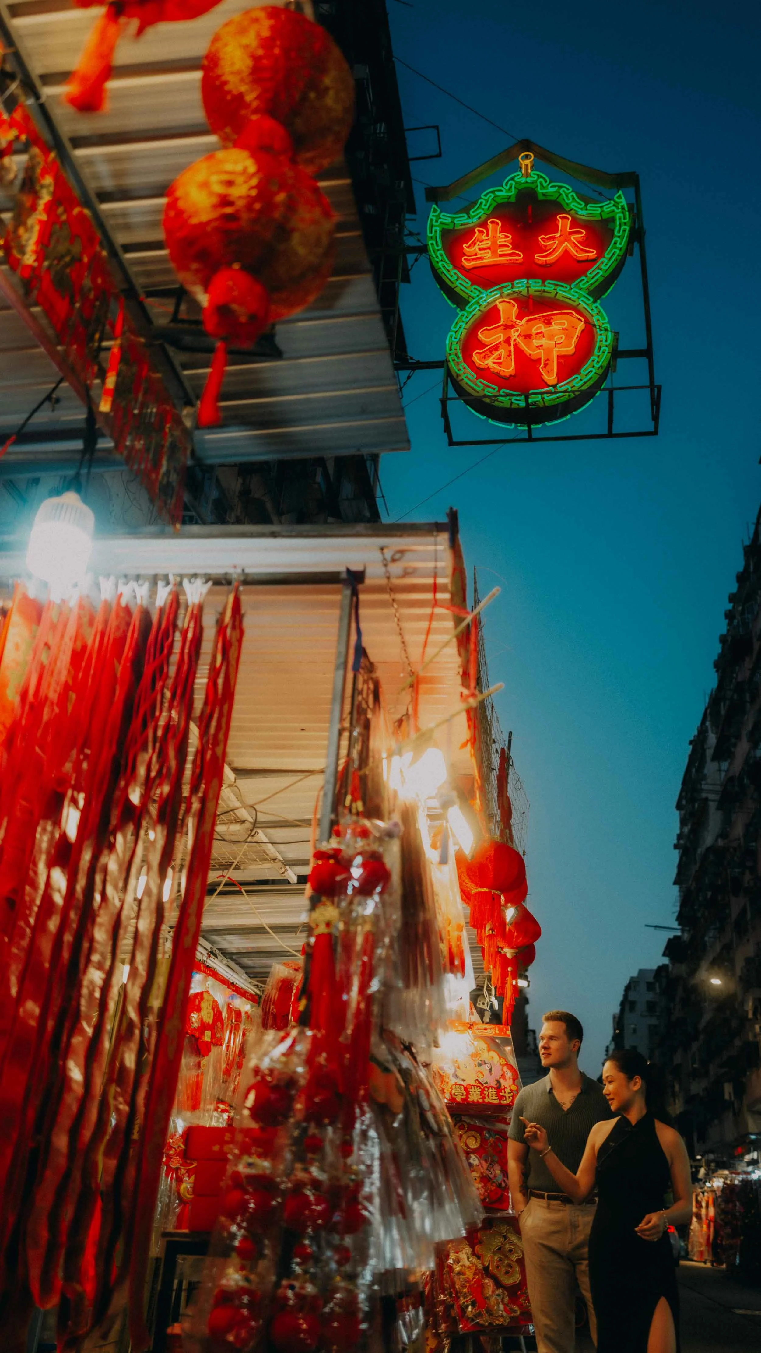13-hongkong-engagement-shamshuipo-market-neonlanterns-leicaq3.jpg
